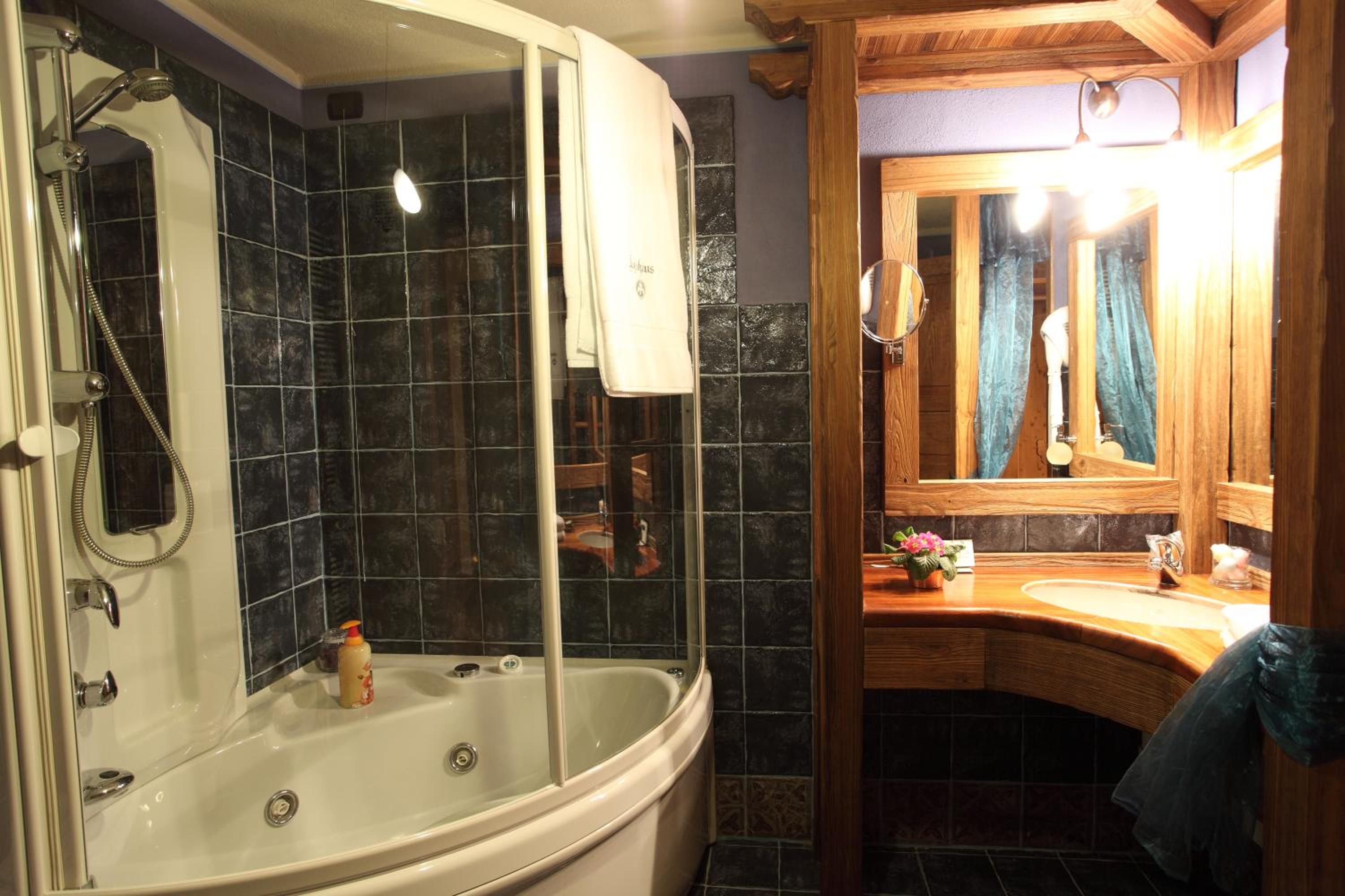 Suite (2 Adults) - Photo 16