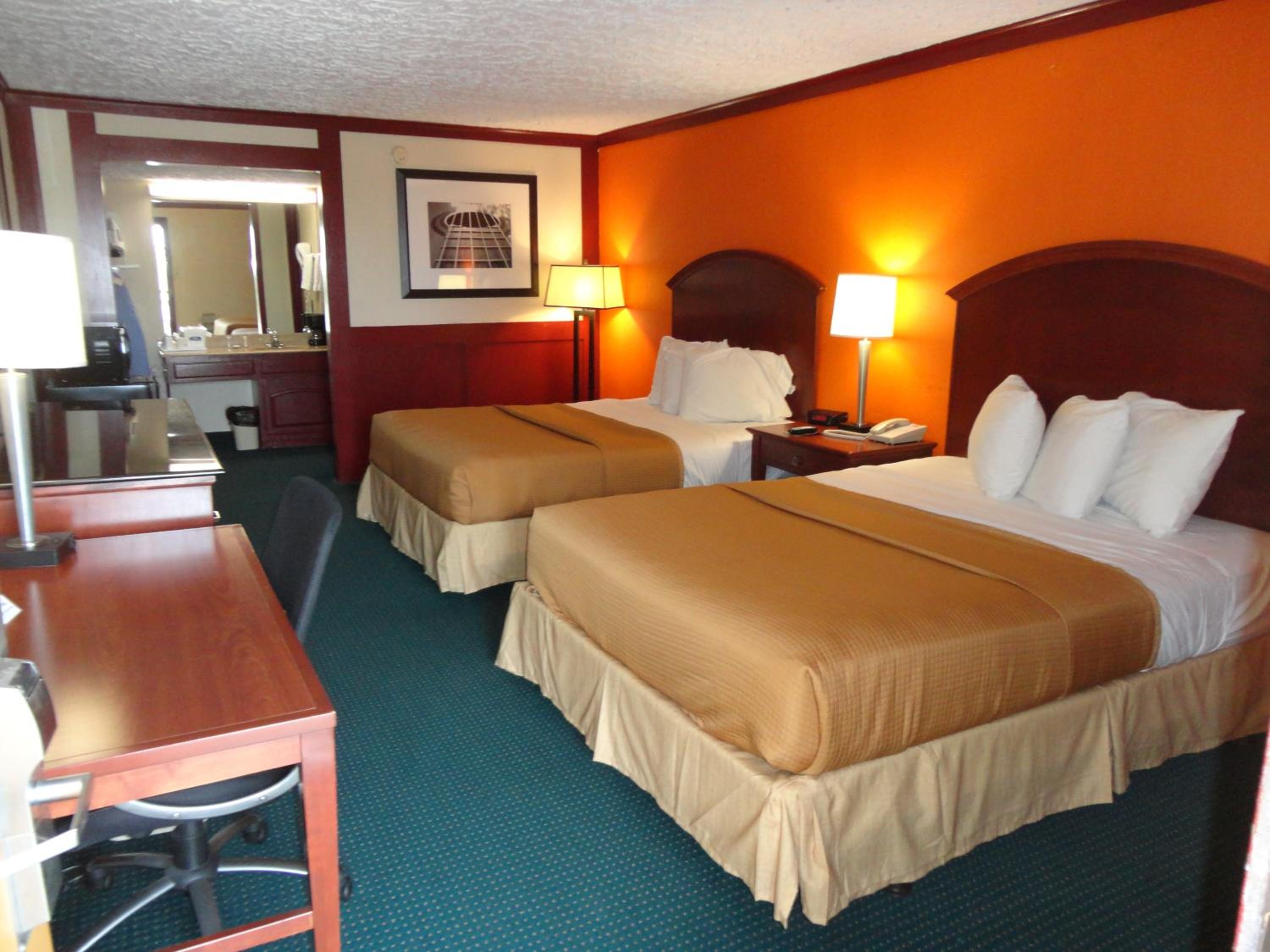 Queen Room with Two Queen Beds - Non-Smoking - Photo 3