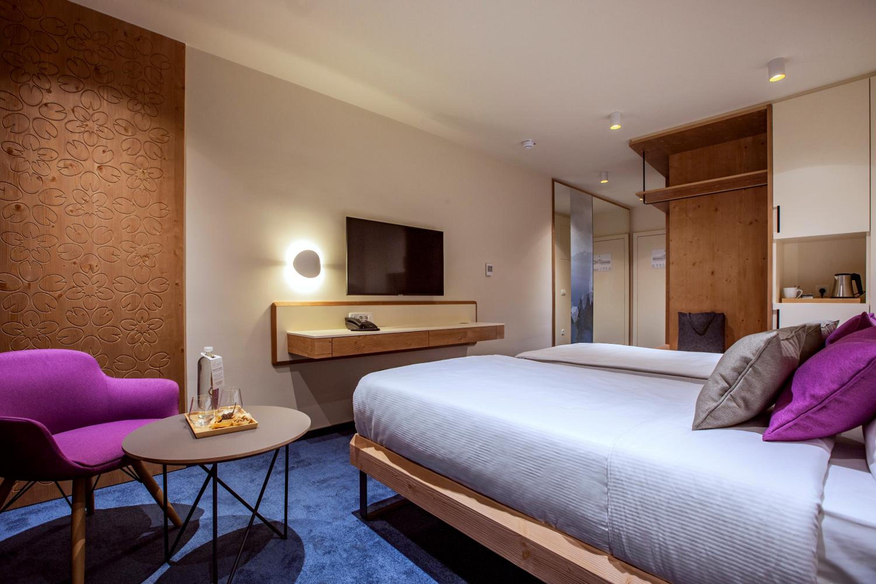 Double Room with Lake View - Photo 5