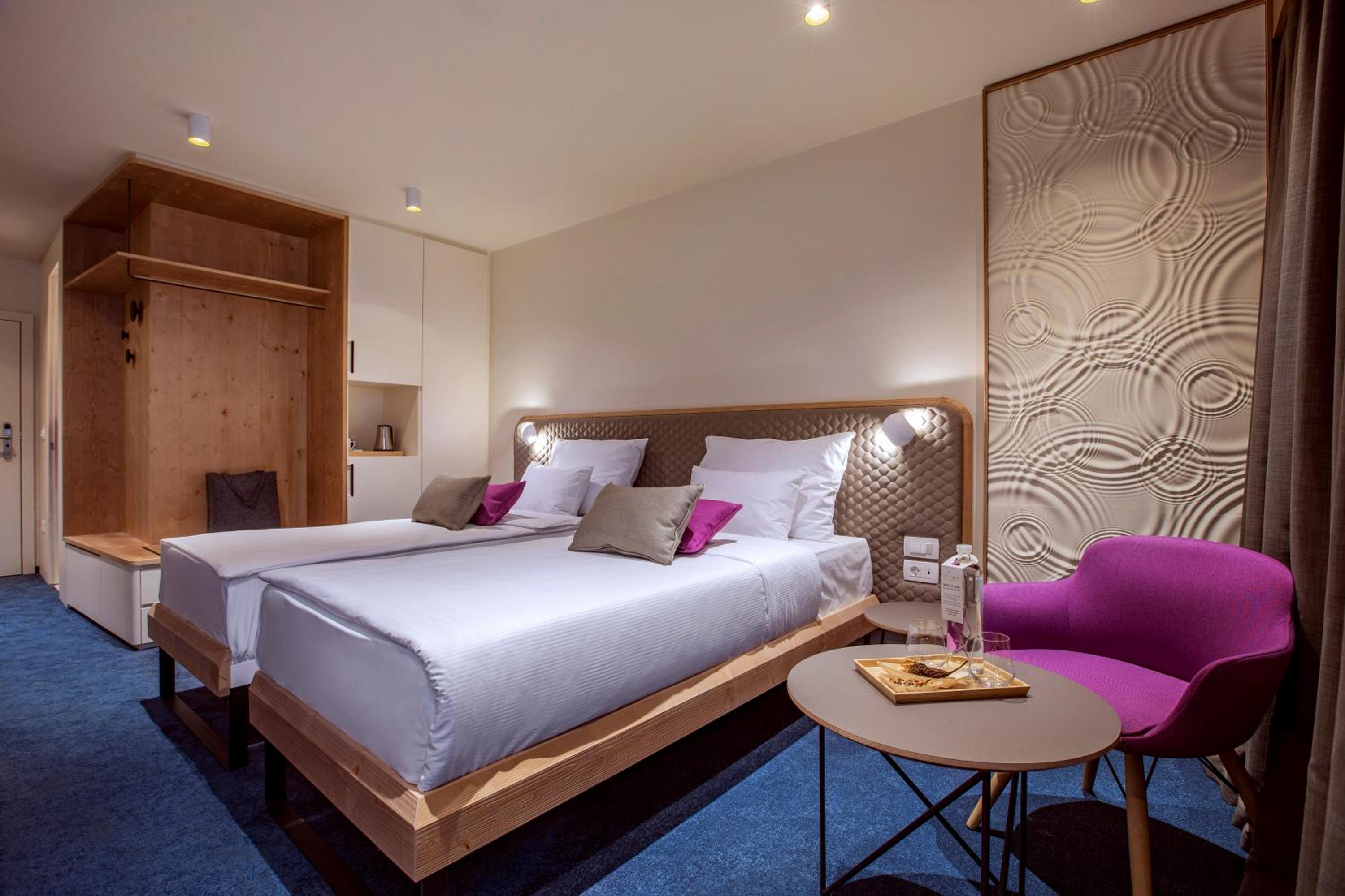 Double Room with Lake View - Photo 2
