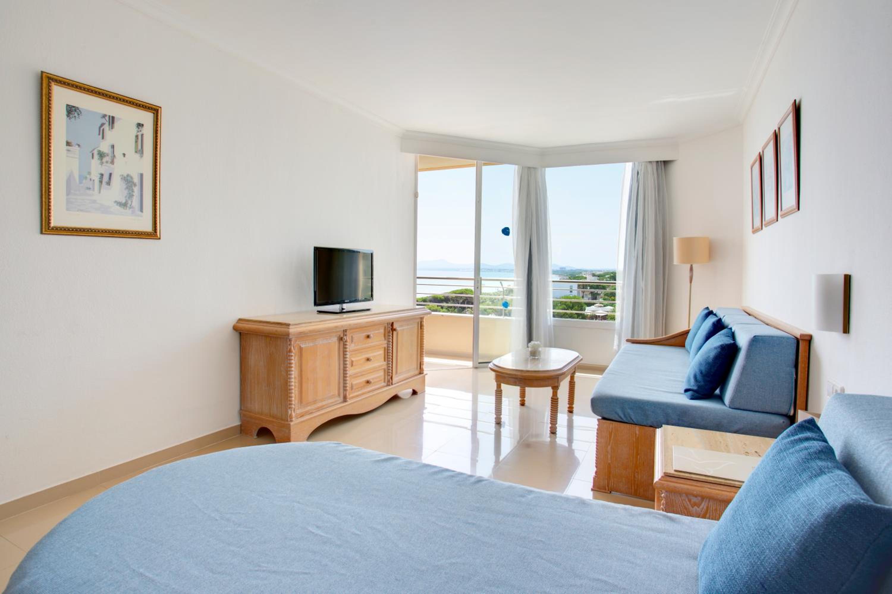 One-Bedroom Apartment with Side Sea View  photo 2