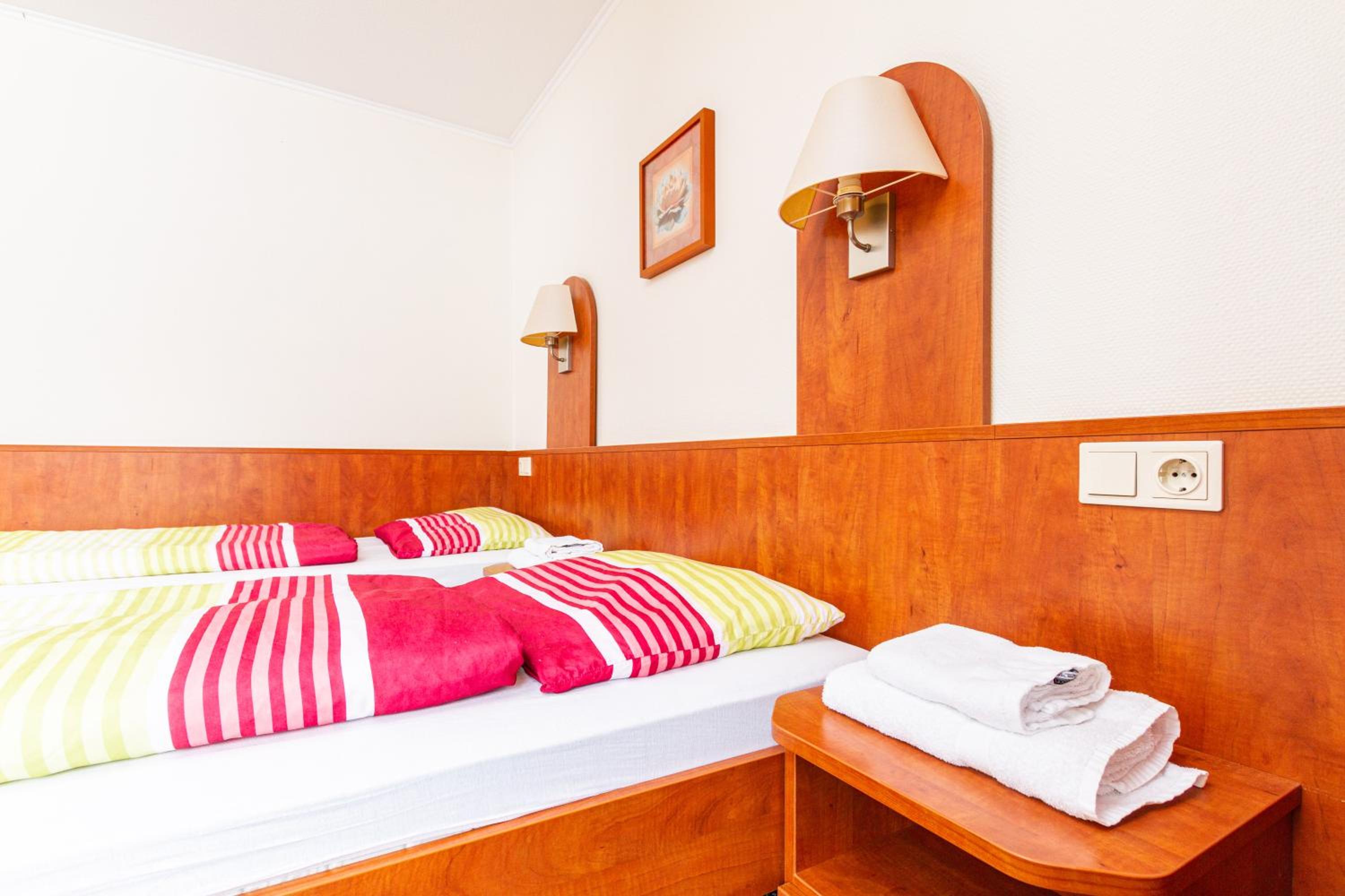 Standard Double or Twin Room - Photo 5
