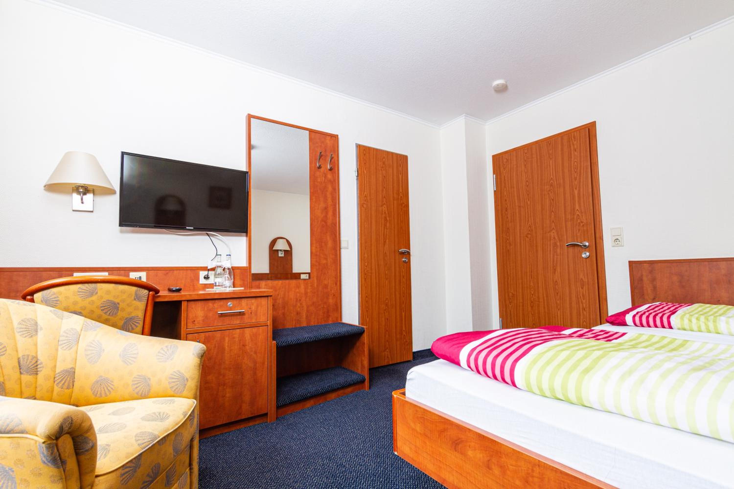 Standard Double or Twin Room - Photo 9