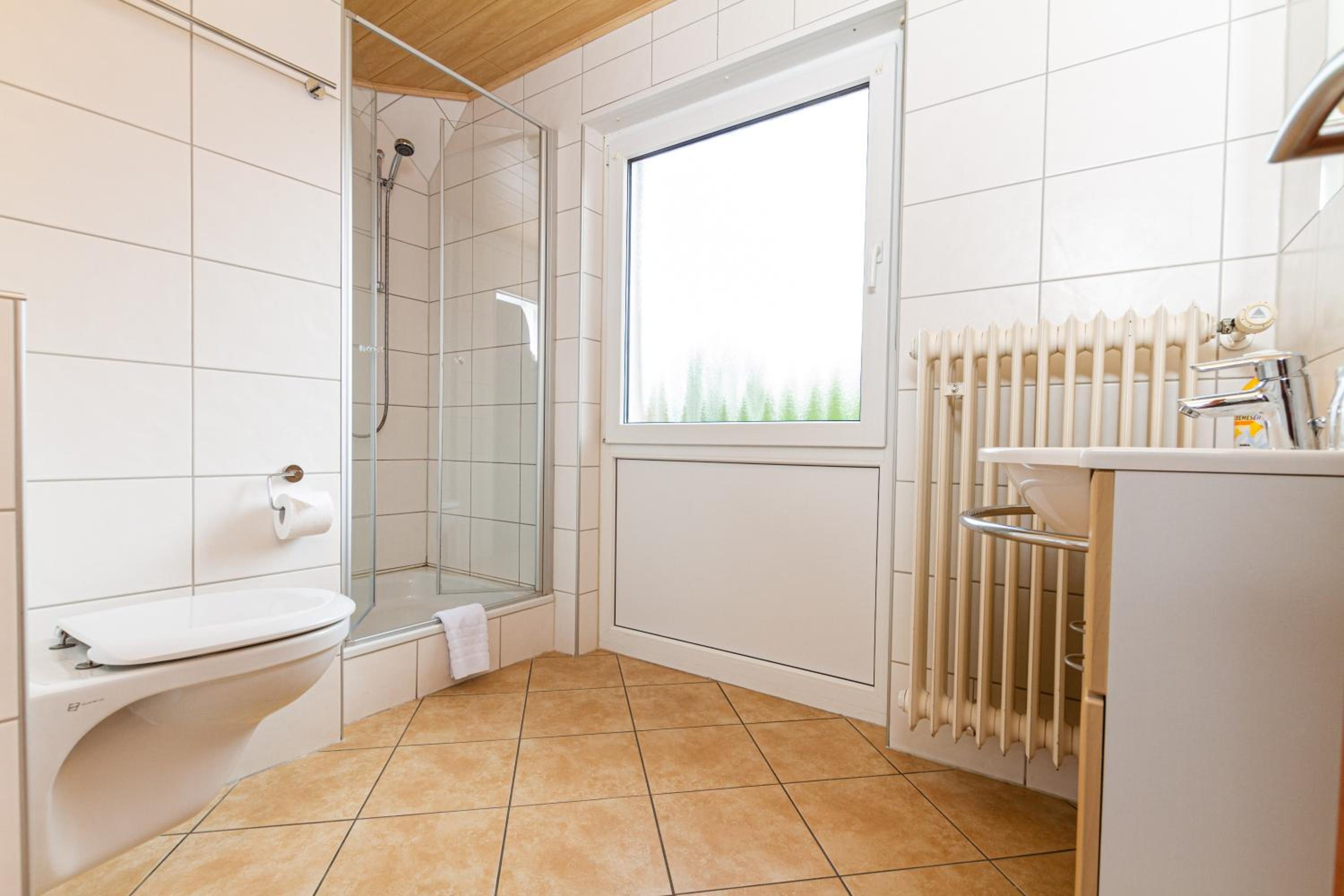 Double Room with Private Bathroom - Photo 8