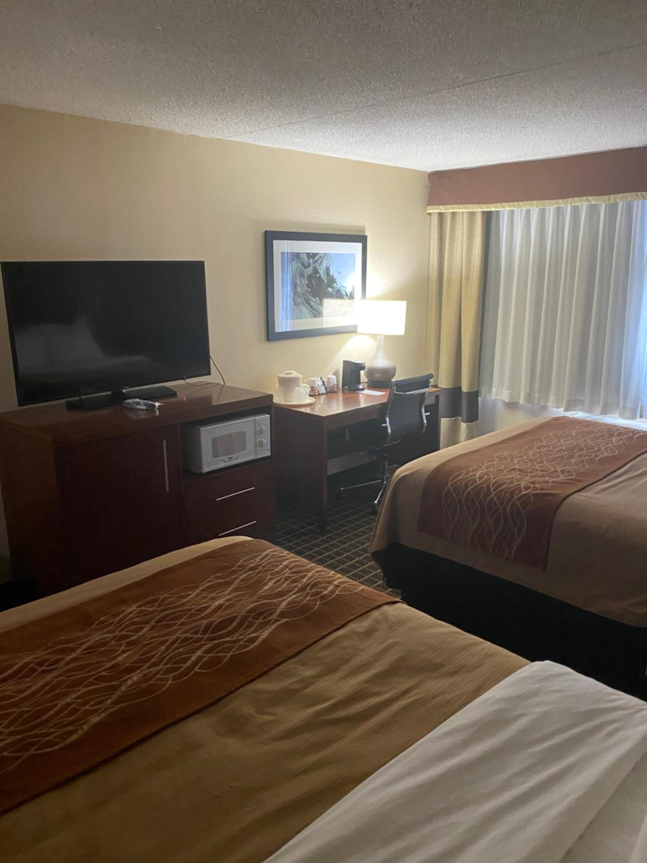 Queen Room with Two Queen Beds - Non-Smoking - Photo 7