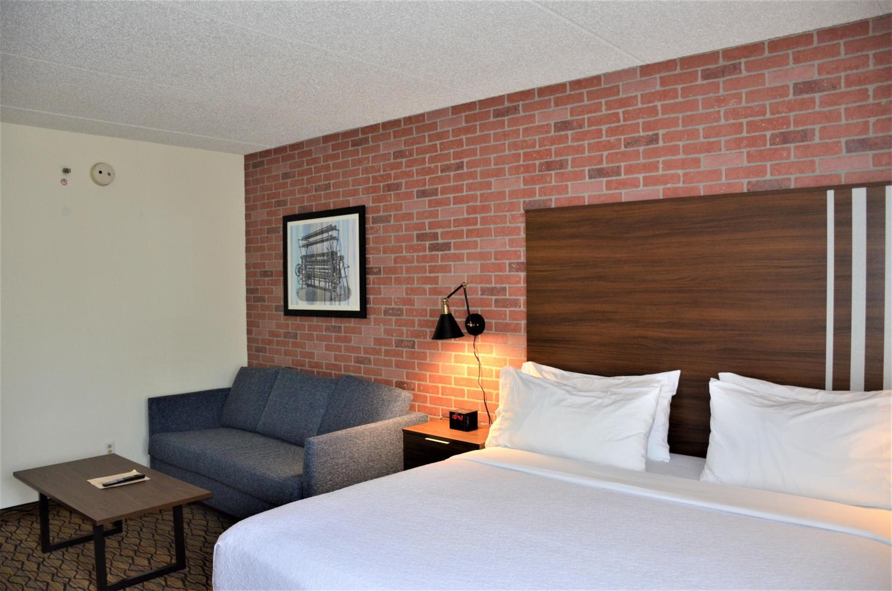 King Room with Sofa Bed - Non-Smoking - Photo 2