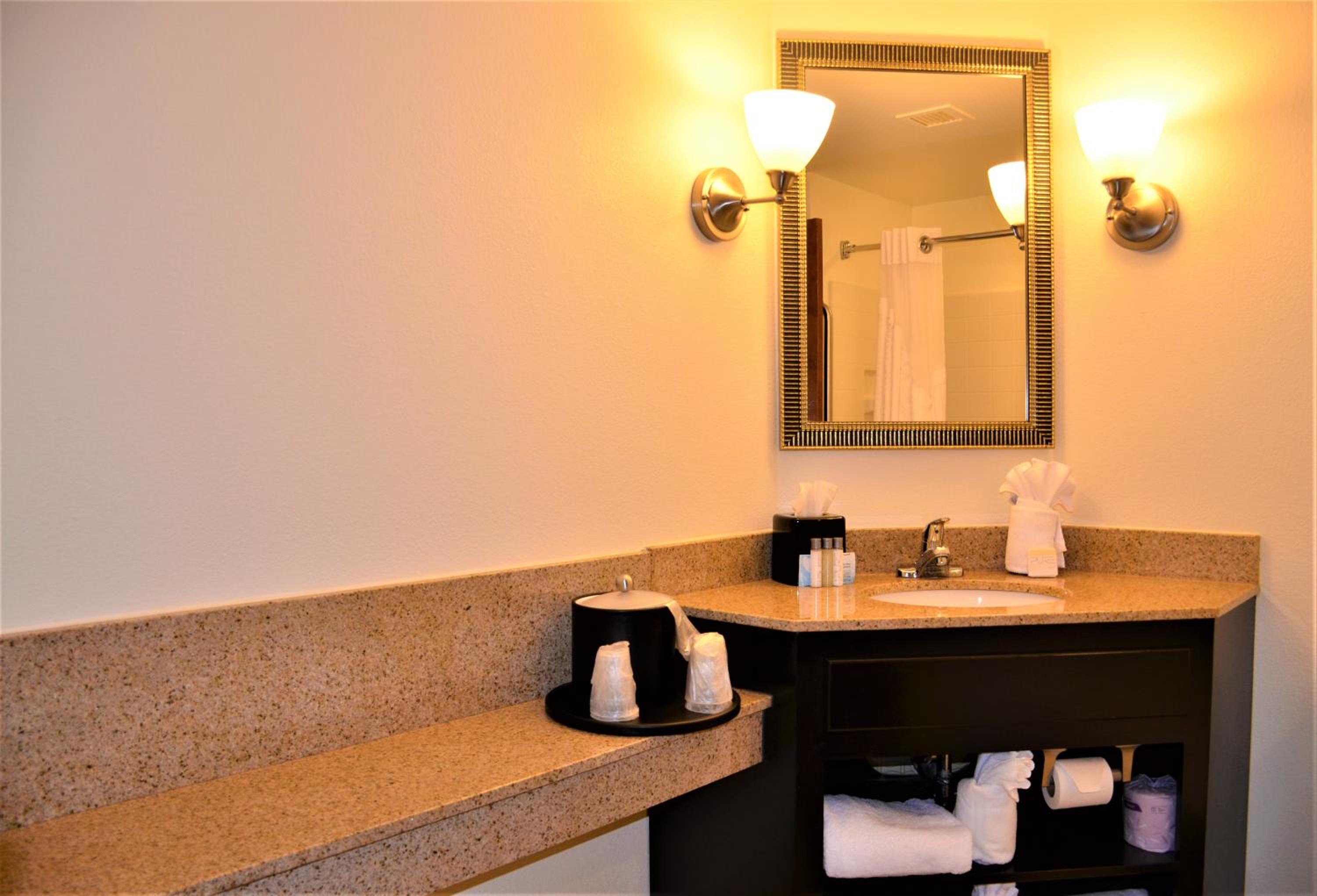Standard King Room - Non-Smoking  - Photo 10