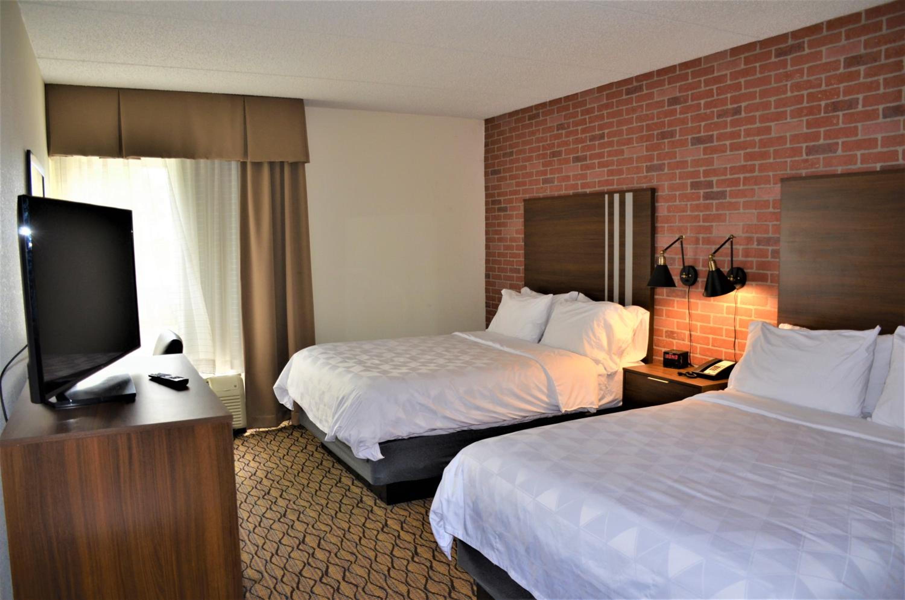 Queen Room with Two Queen Beds - Non-Smoking - Photo 9
