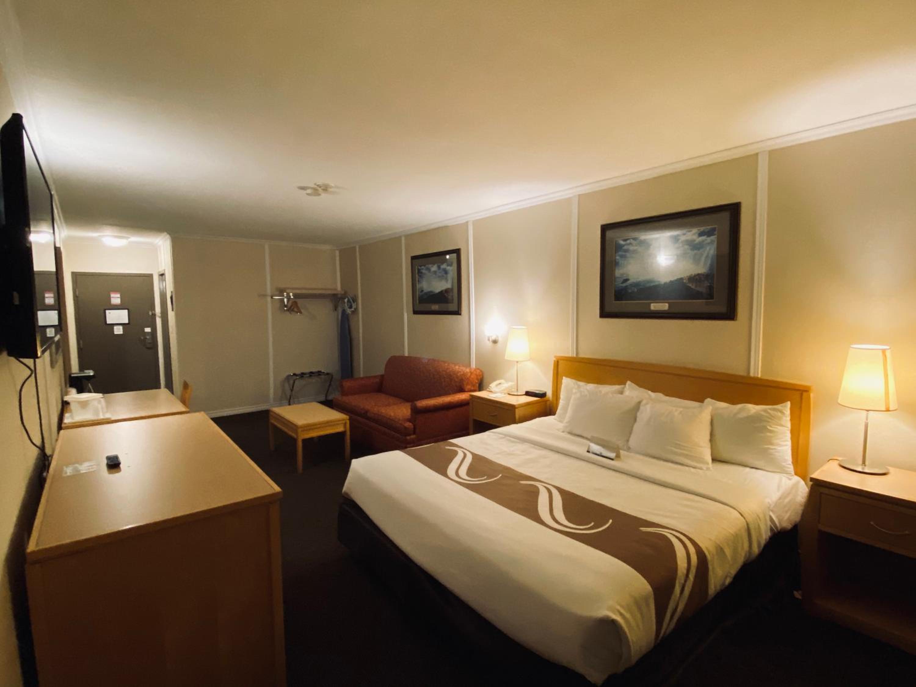King Suite - Non-Smoking/Exterior Building - Photo 1
