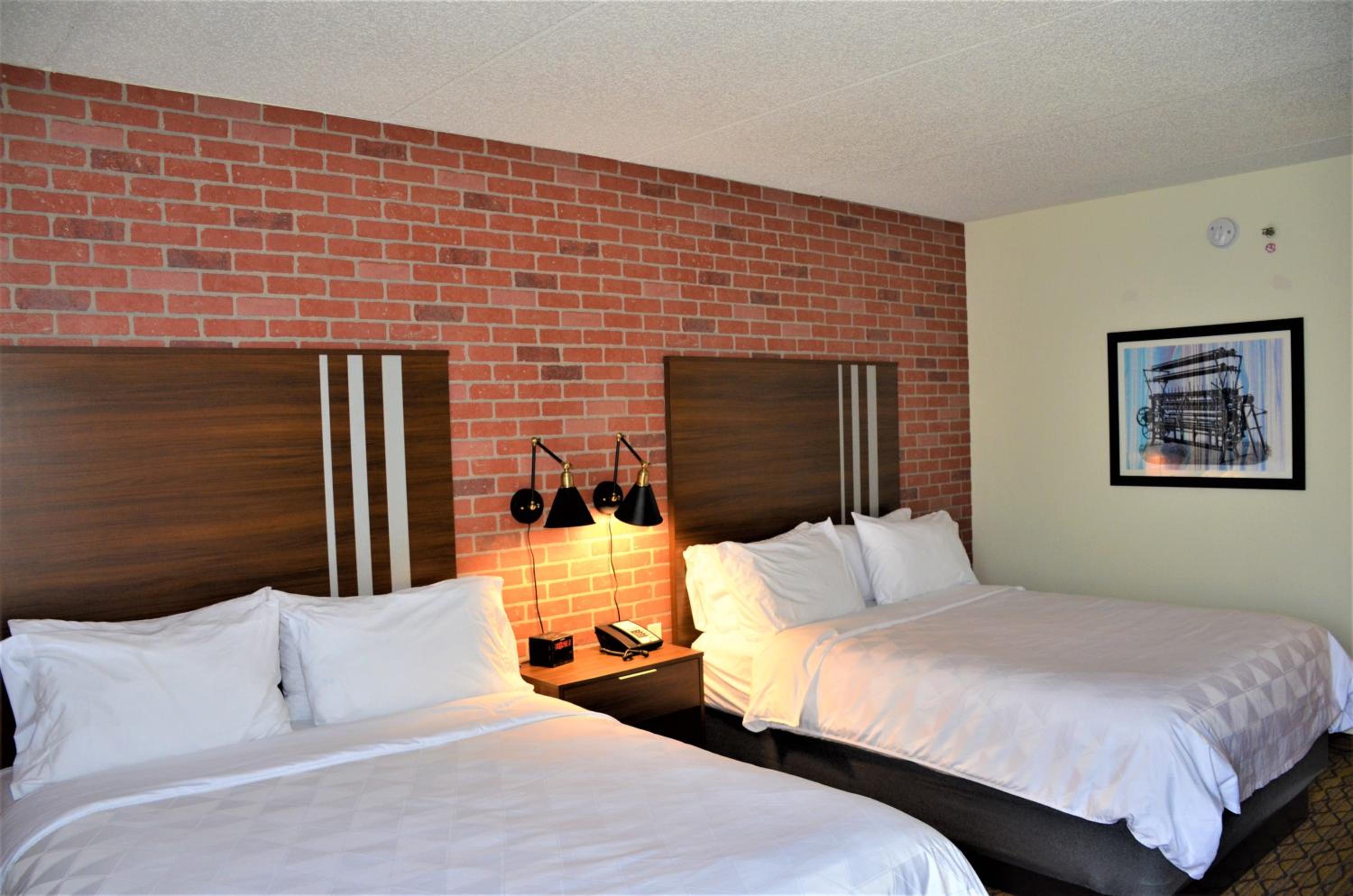 Queen Room with Two Queen Beds - Non-Smoking - Photo 7