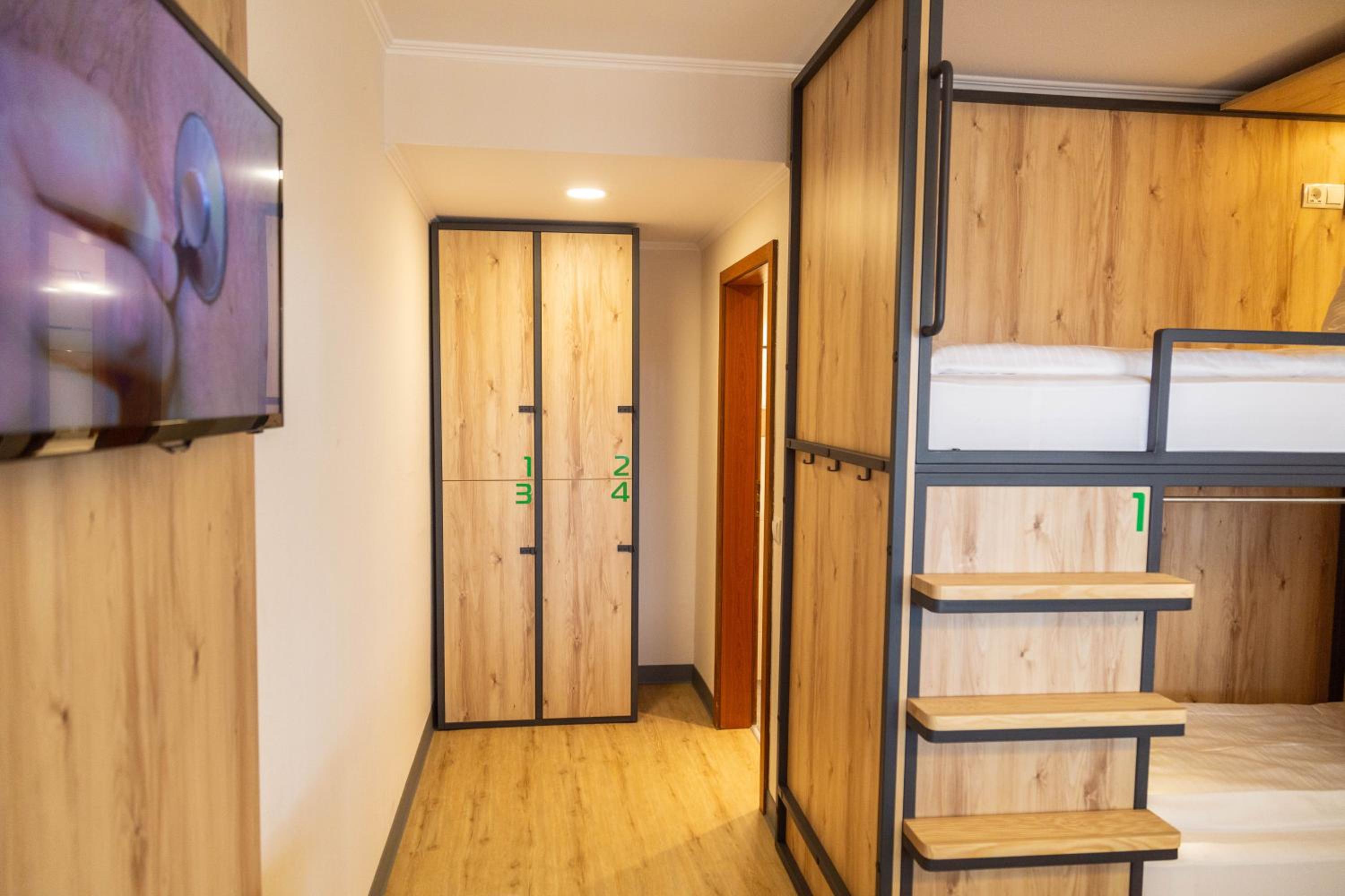 Bed in 4-Bed Dormitory Room photo 3