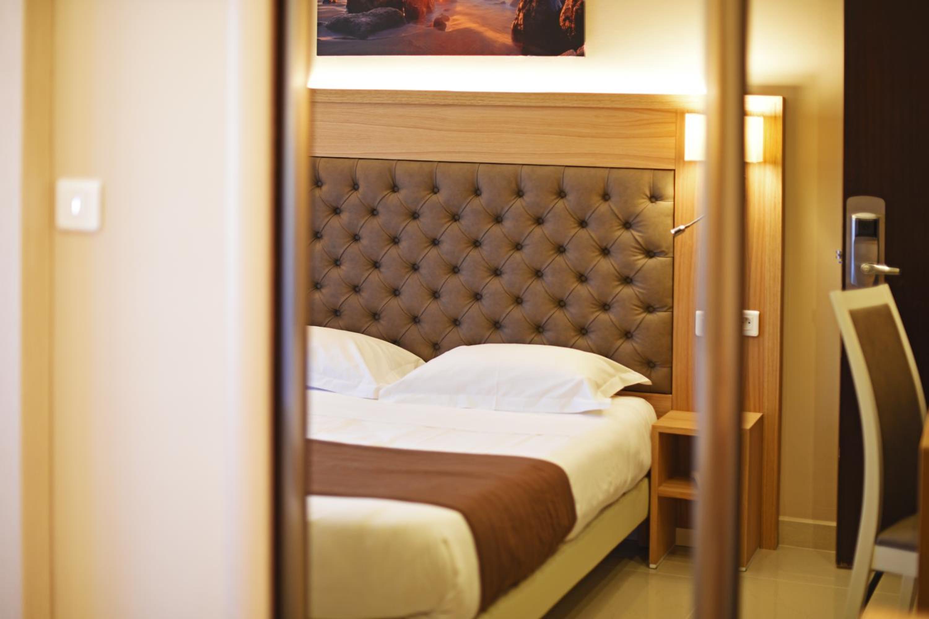 Double Room - street view with balcony