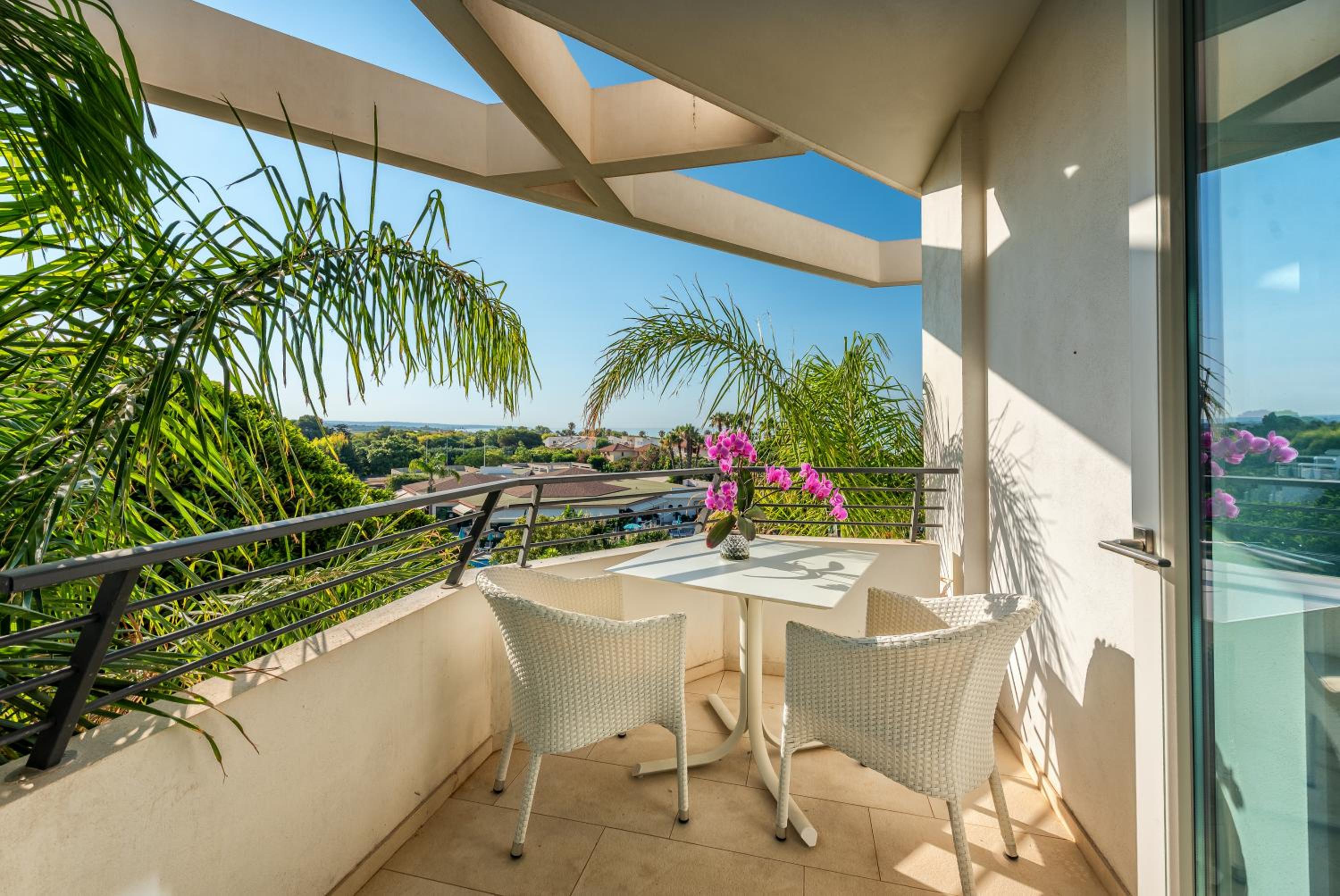 Deluxe Double or Twin Room with Partial Sea View photo 3