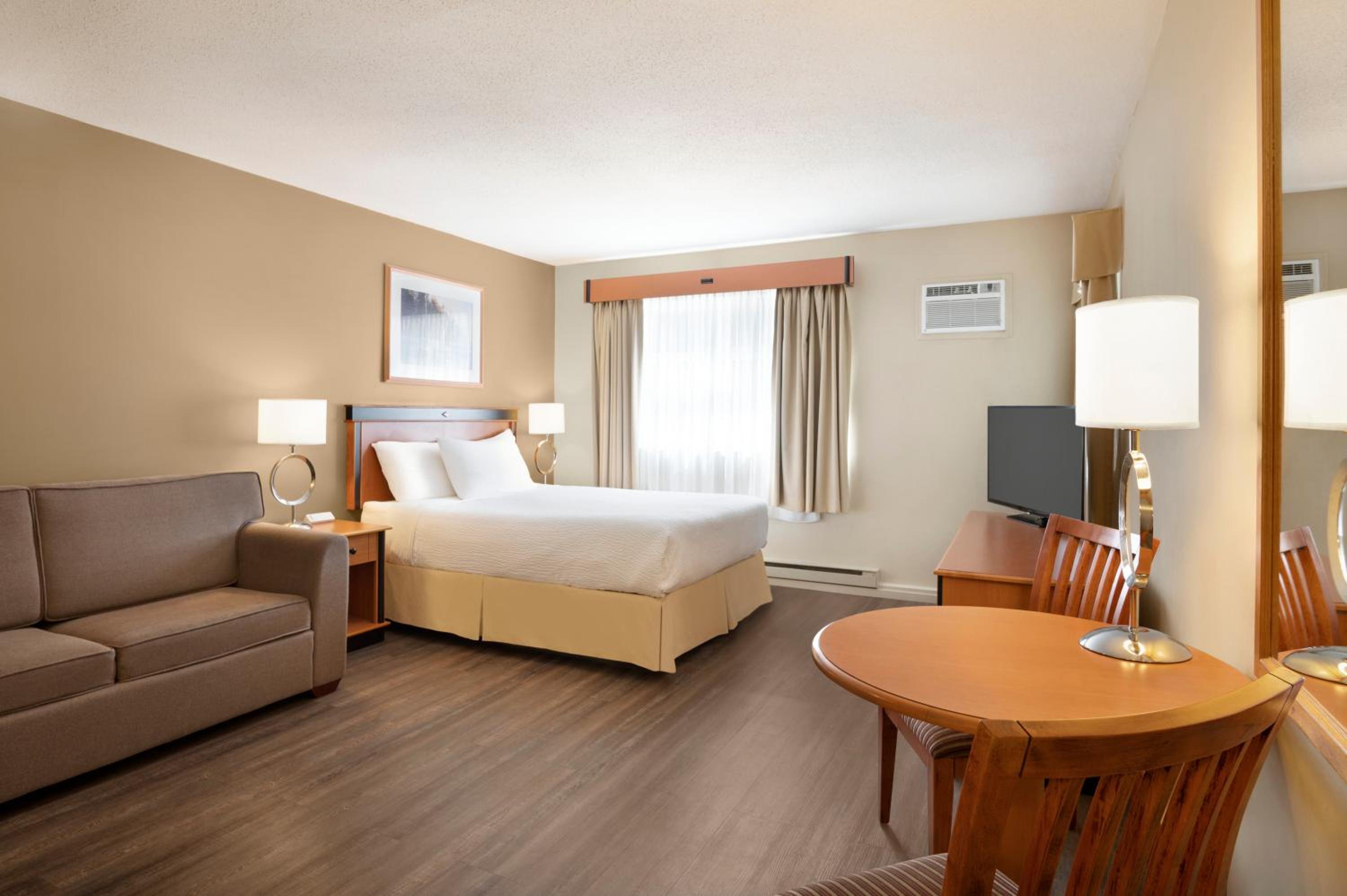 Queen Room (Pool Level) - Pet-Friendly, photo 7