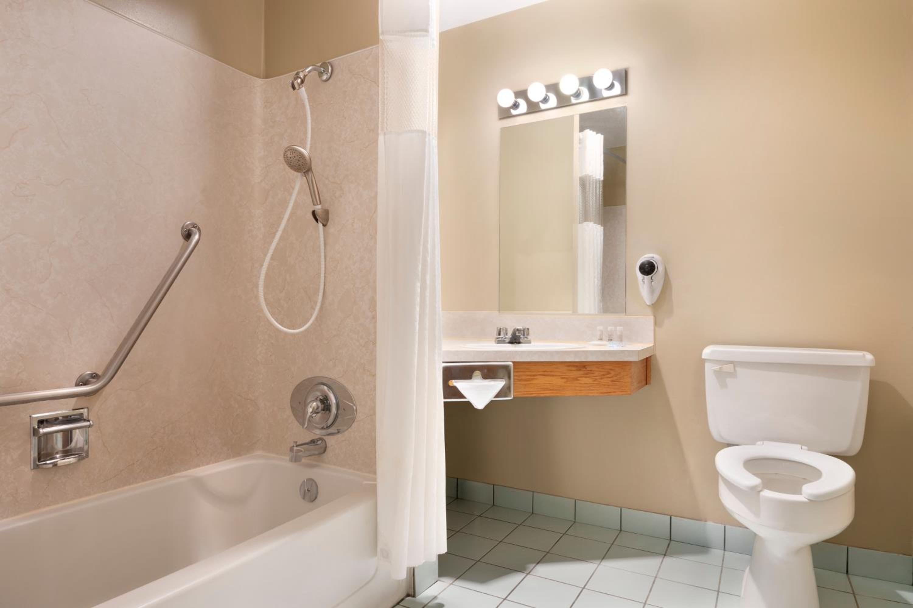 Queen Room - Mobility Access/Non-Smoking - Photo 2