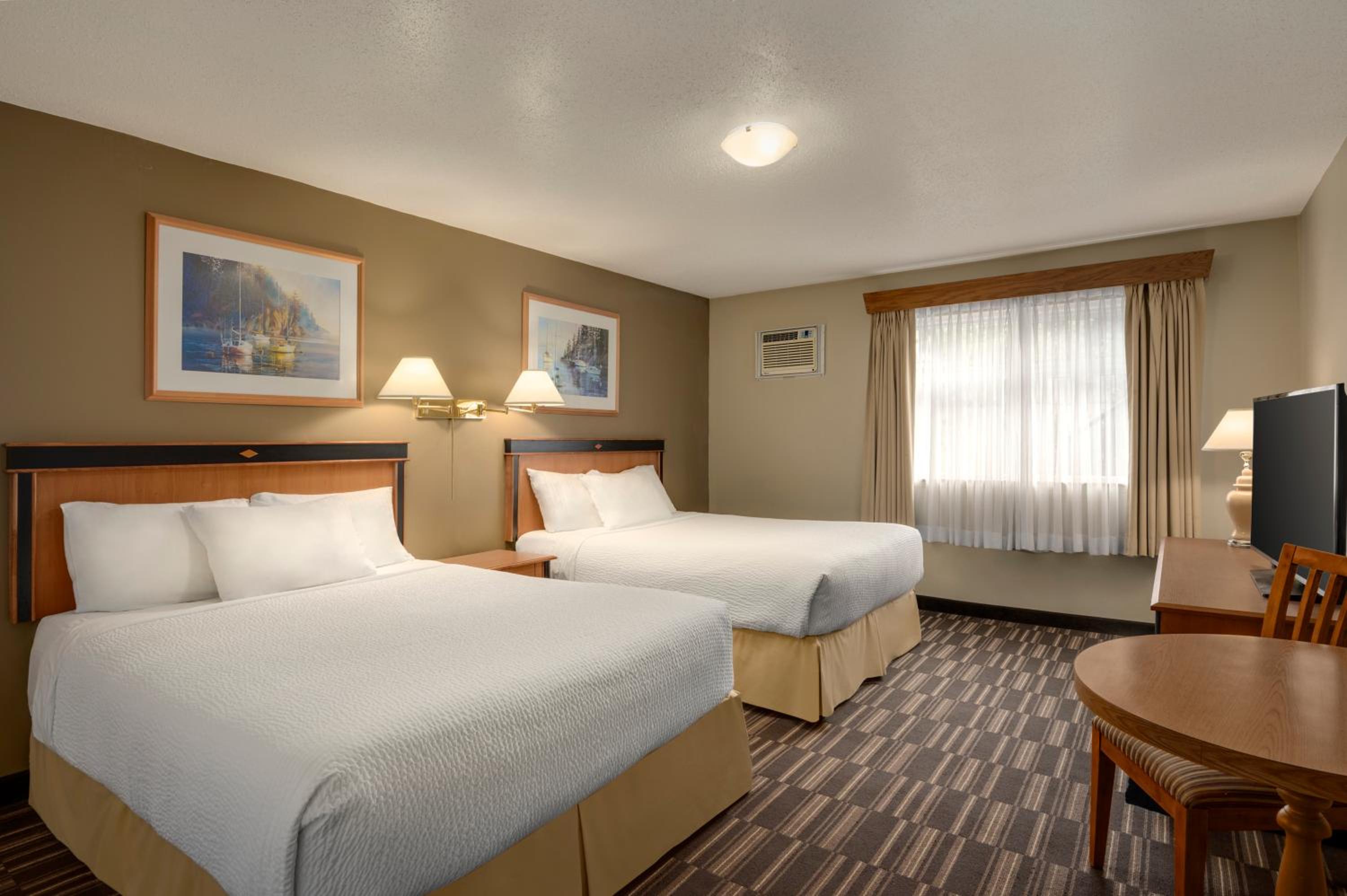 Studio Suite with Three Queen Beds (Pool Level)  - Photo 3