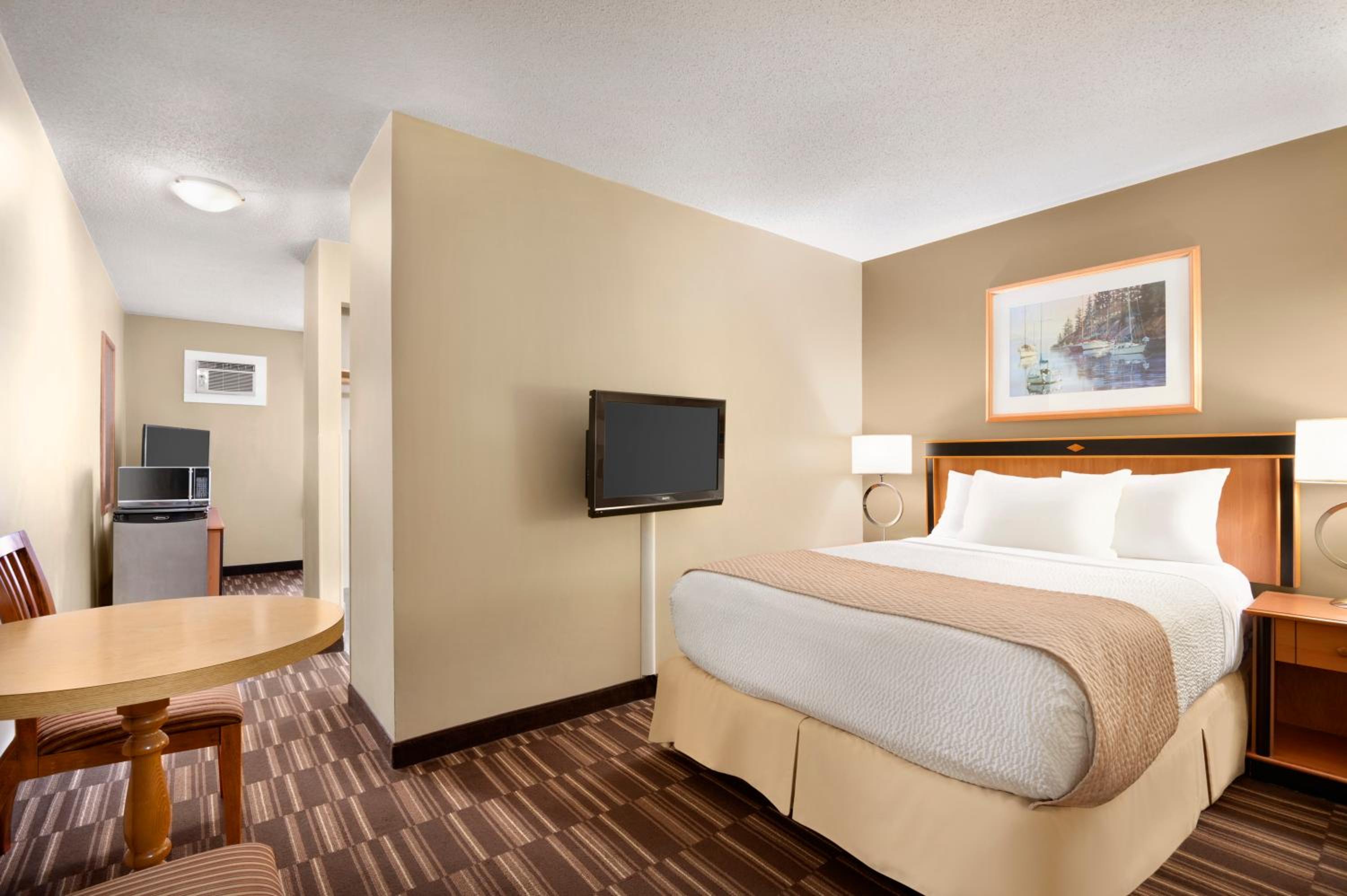  One Queen Bed and One Double Bed (Pool Level) - Photo 2