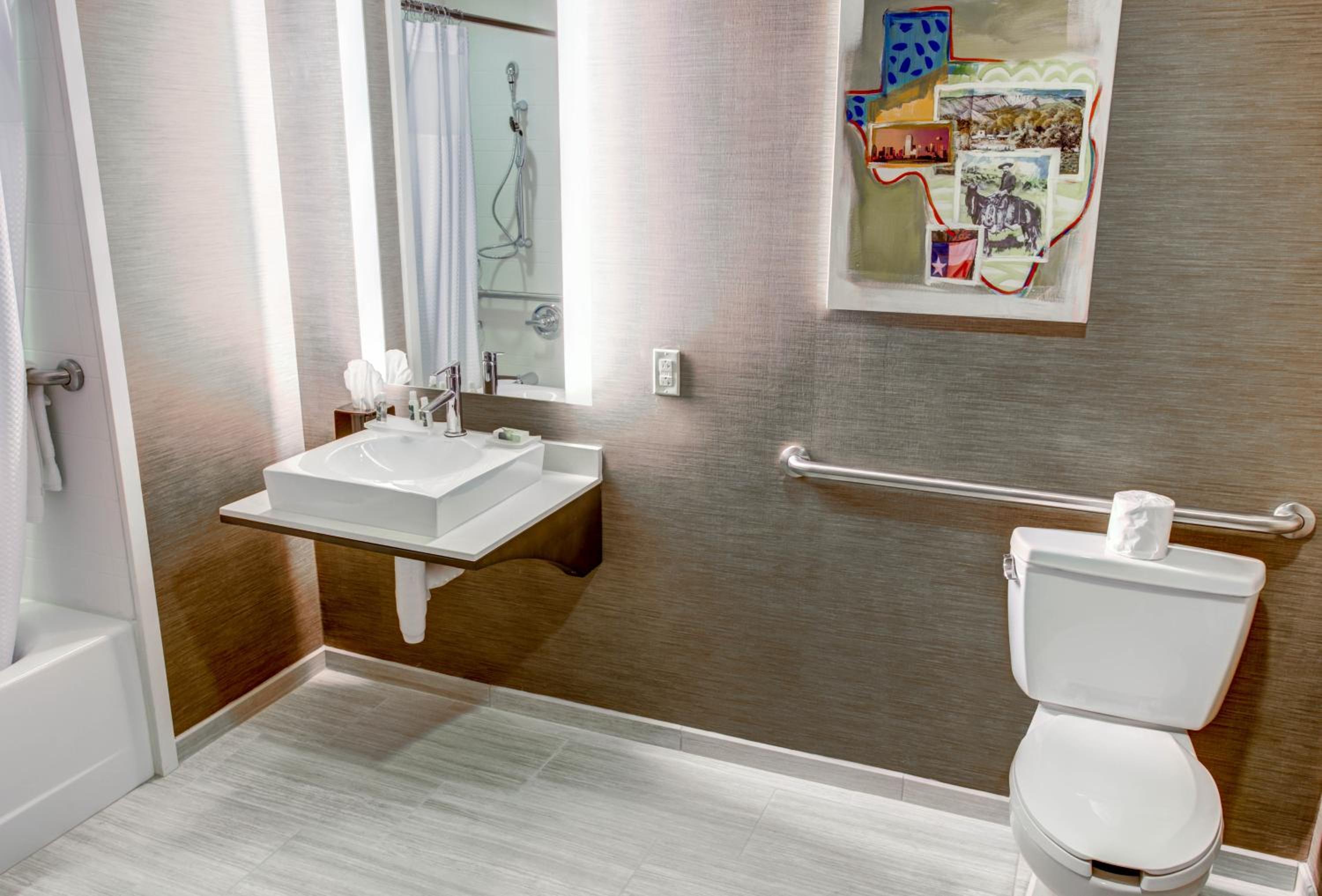 Queen Suite with Two Queen Beds - Accessible/Non-Smoking photo 3
