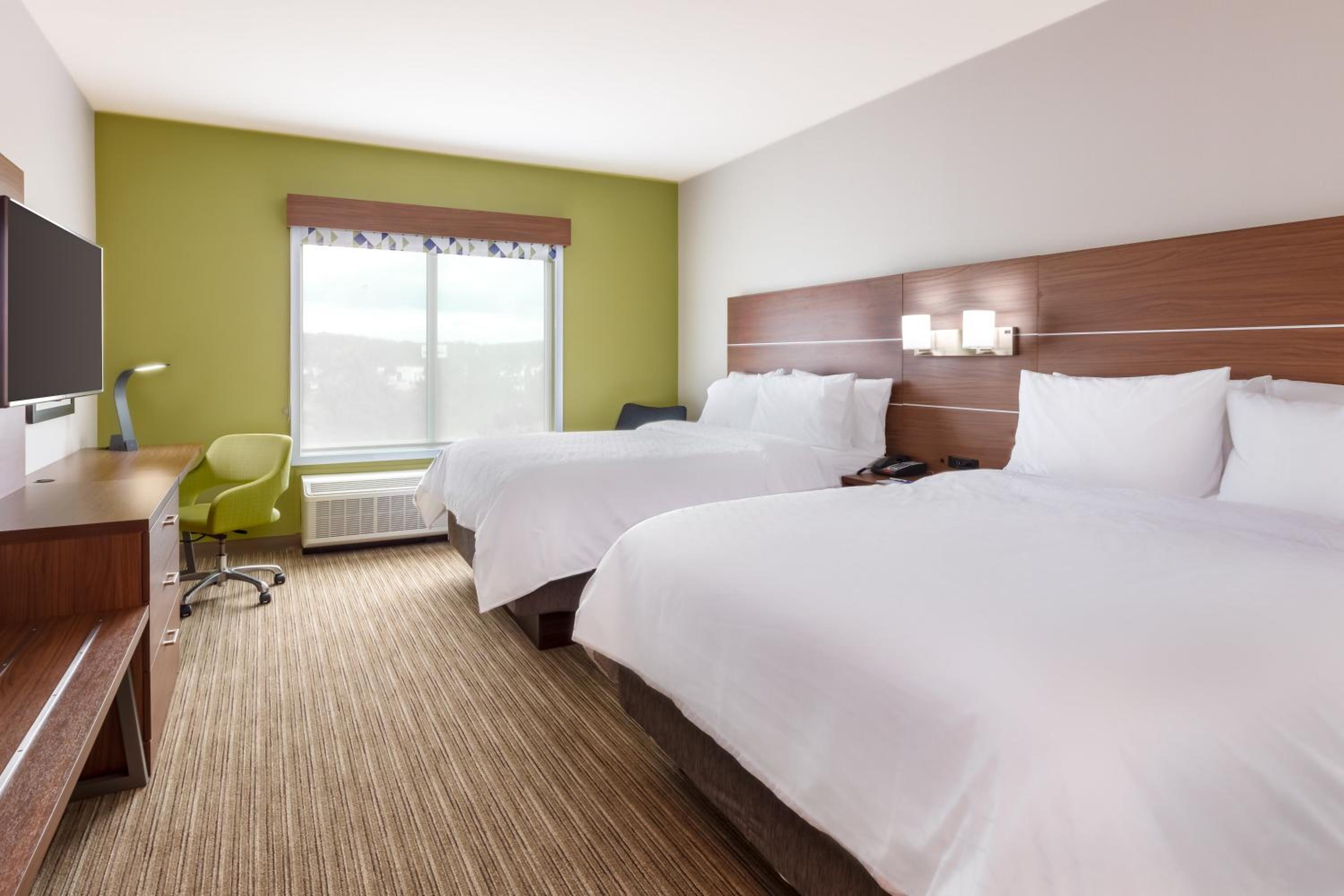Standard Queen Room with Two Queen Beds photo 1