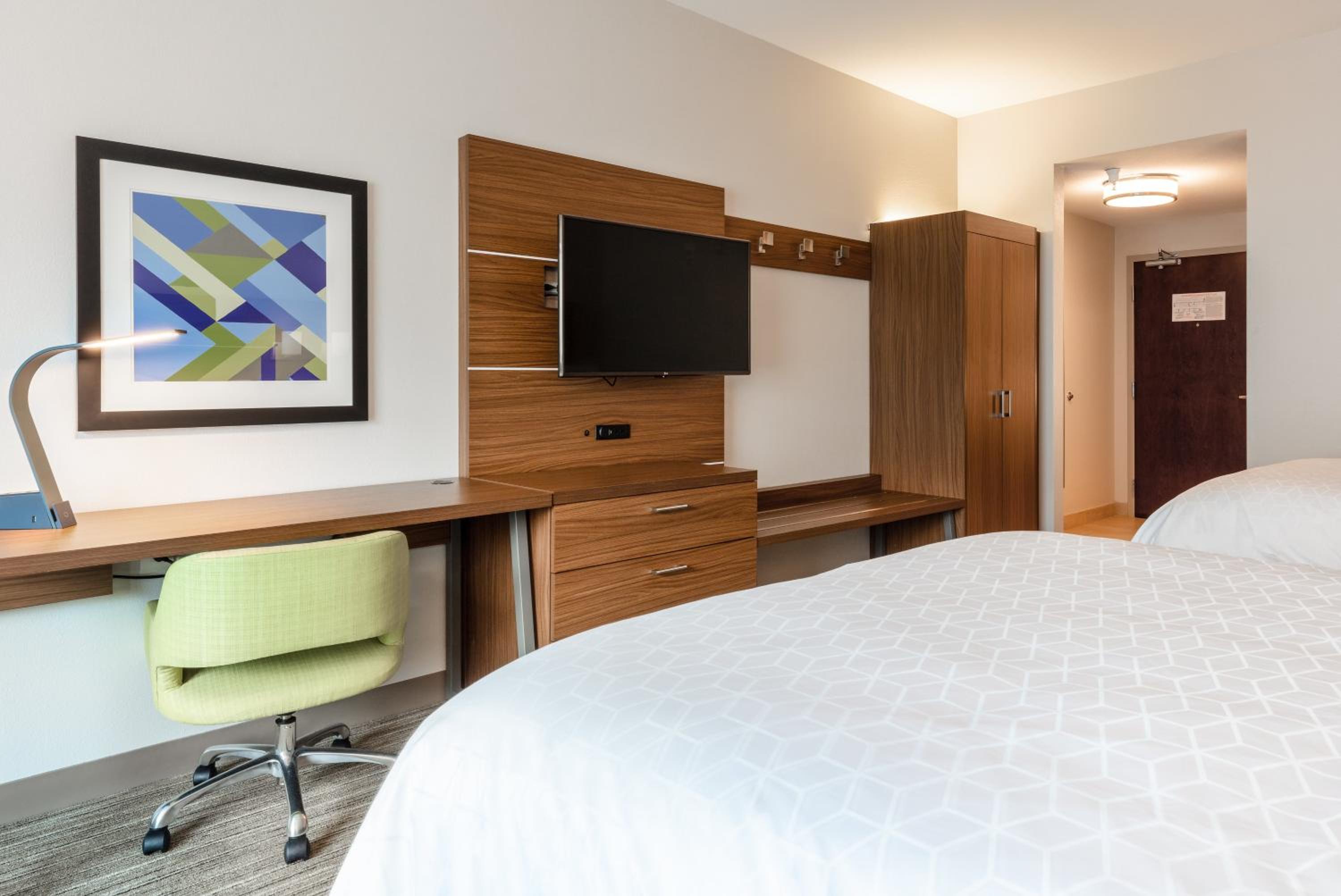Standard Queen Room with Two Queen Beds photo 2