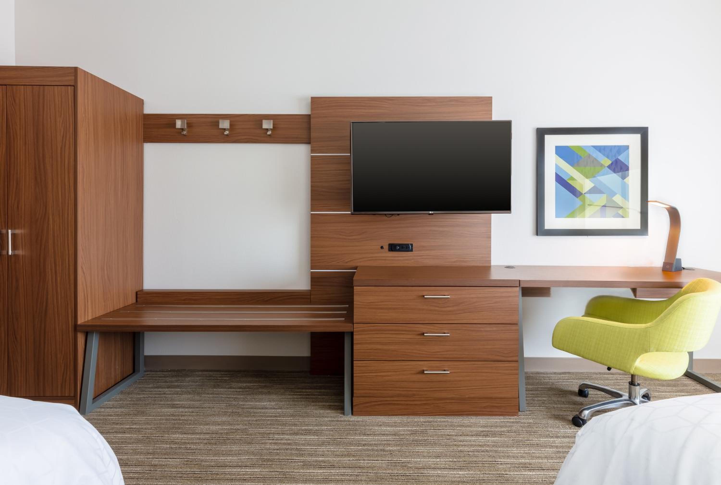 Standard Queen Room with Two Queen Beds and Mobility Accessible Tub photo 1