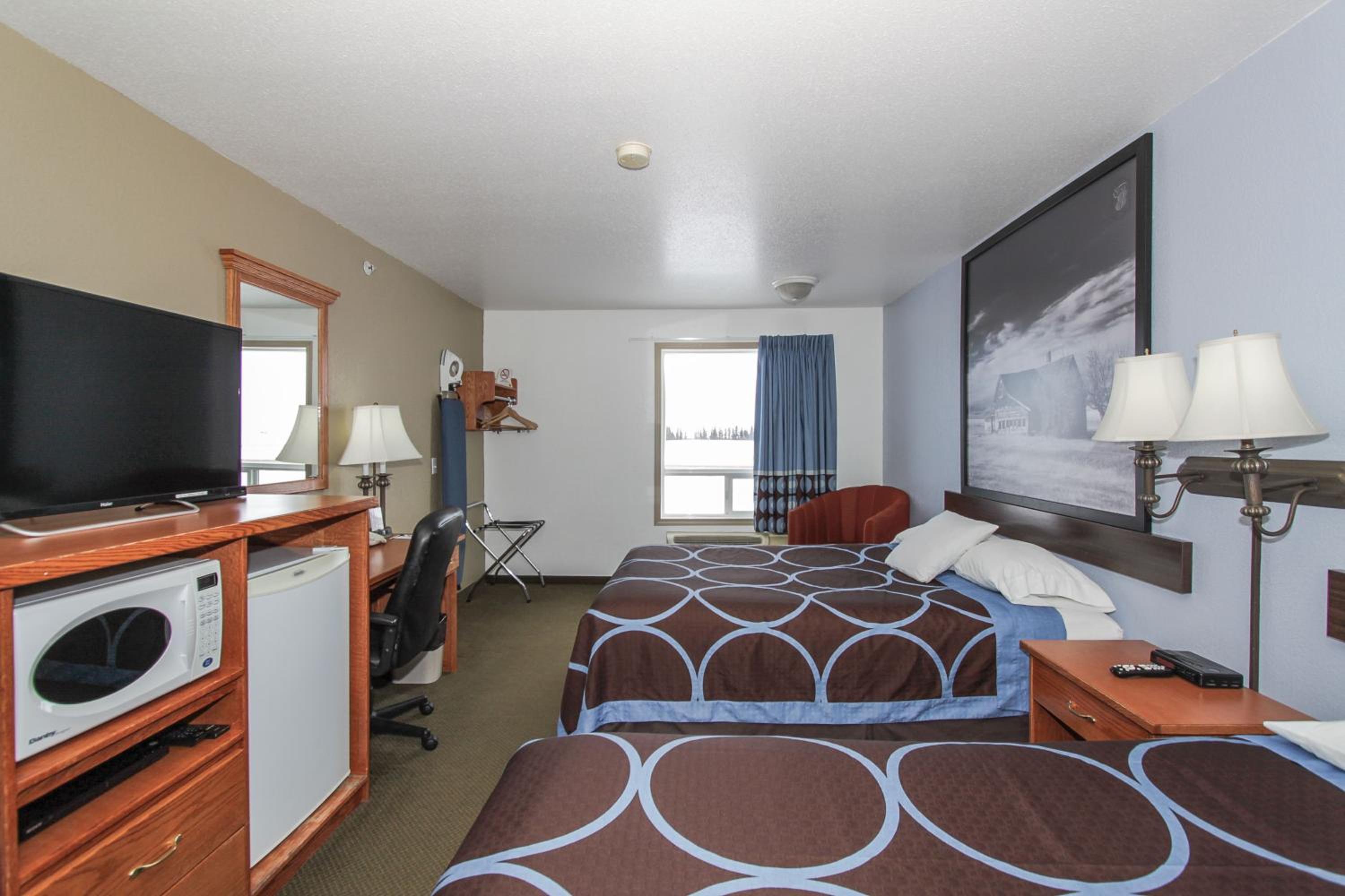 Queen Room with Two Queen Beds - Non-Smoking - Photo 4