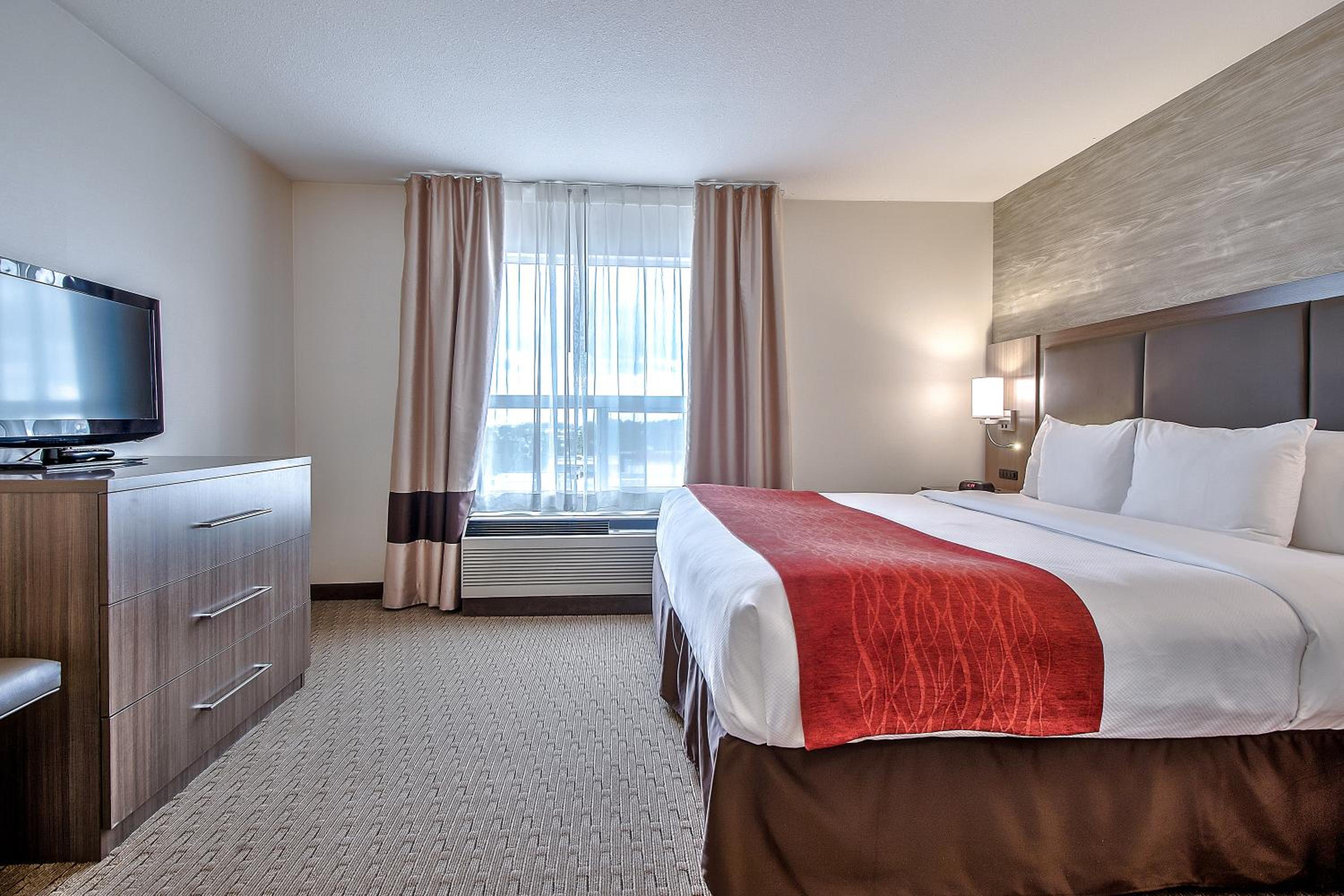 King Suite - Non-Smoking - Photo 2