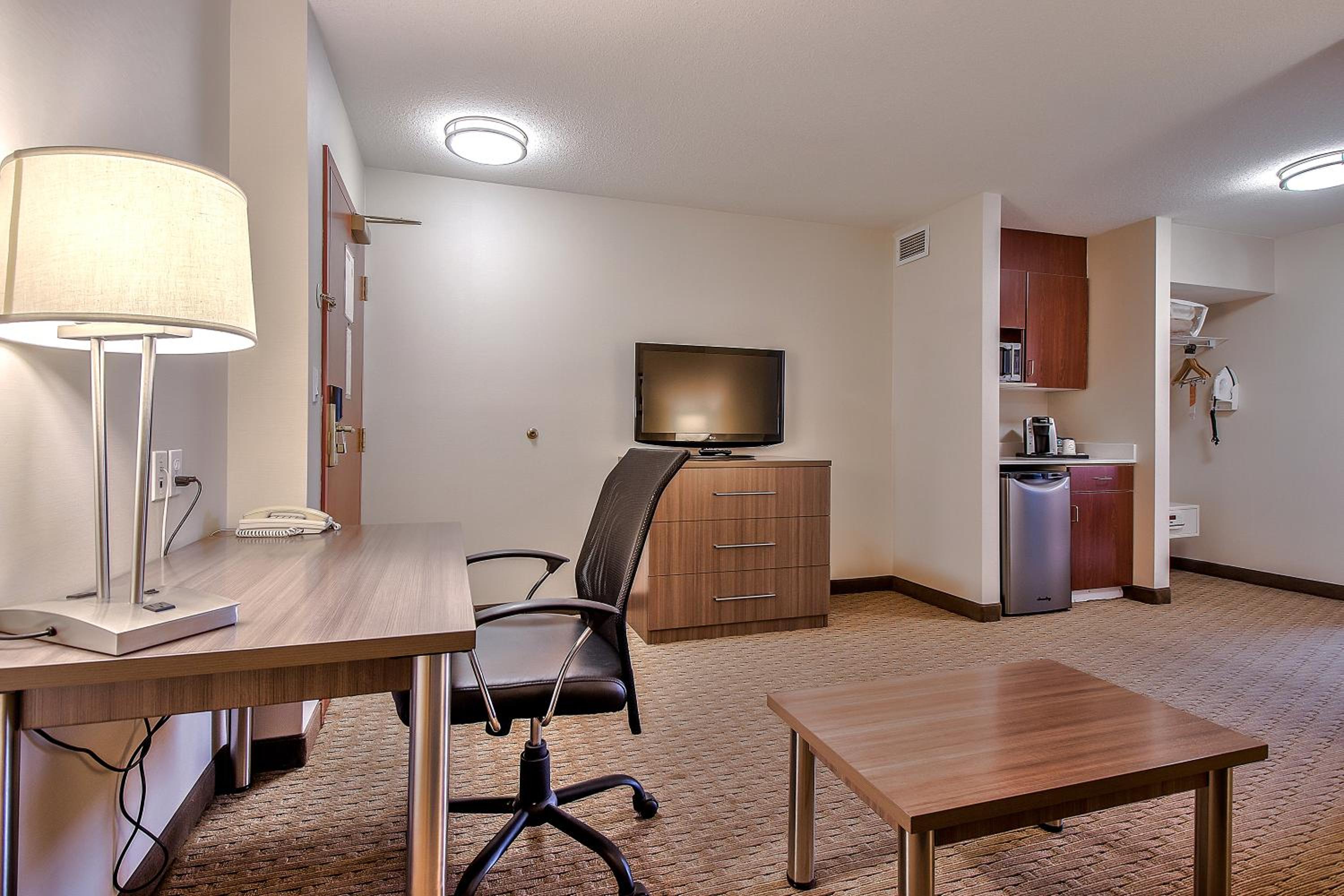 King Suite - Non-Smoking - Photo 5