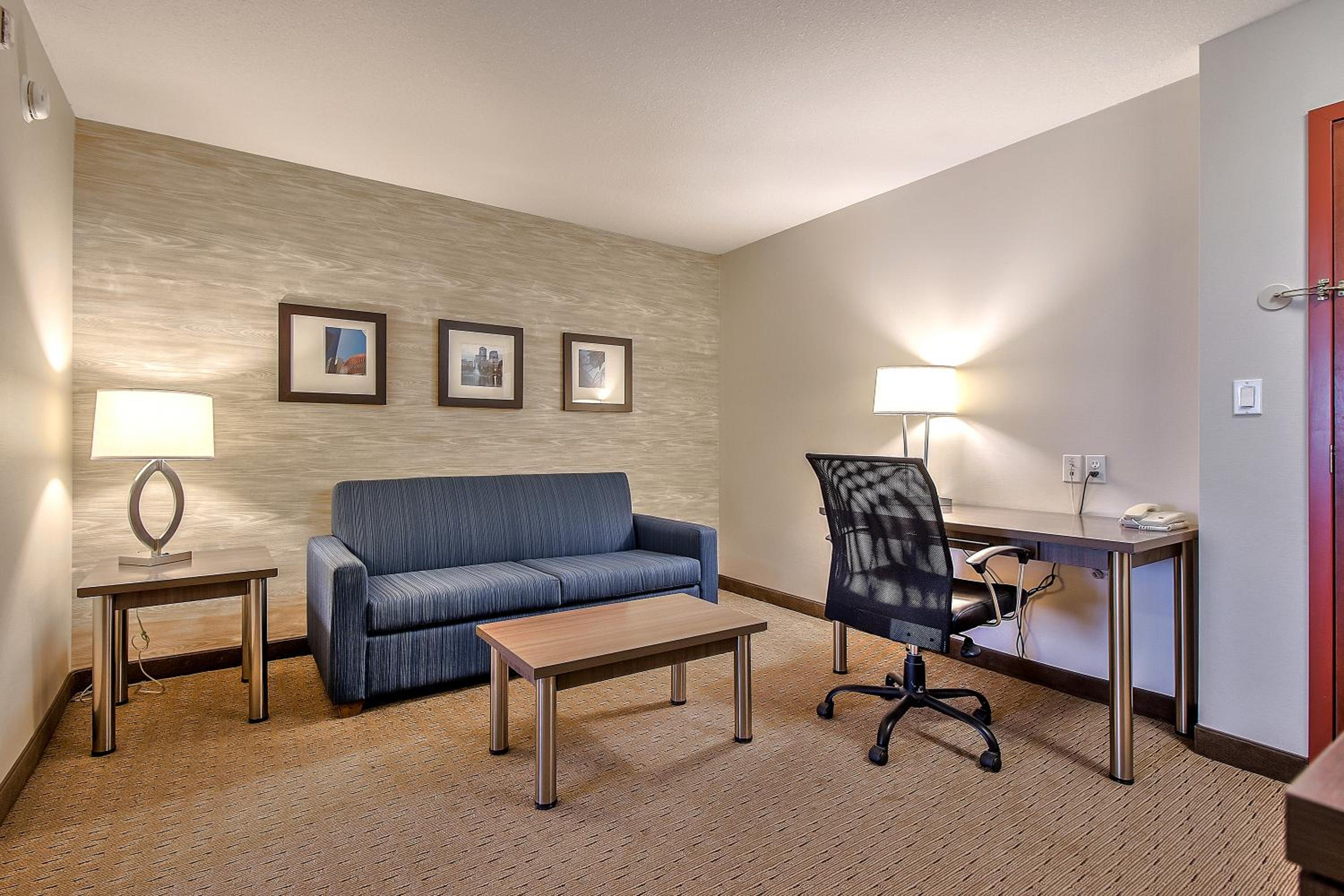 King Suite - Non-Smoking - Photo 6