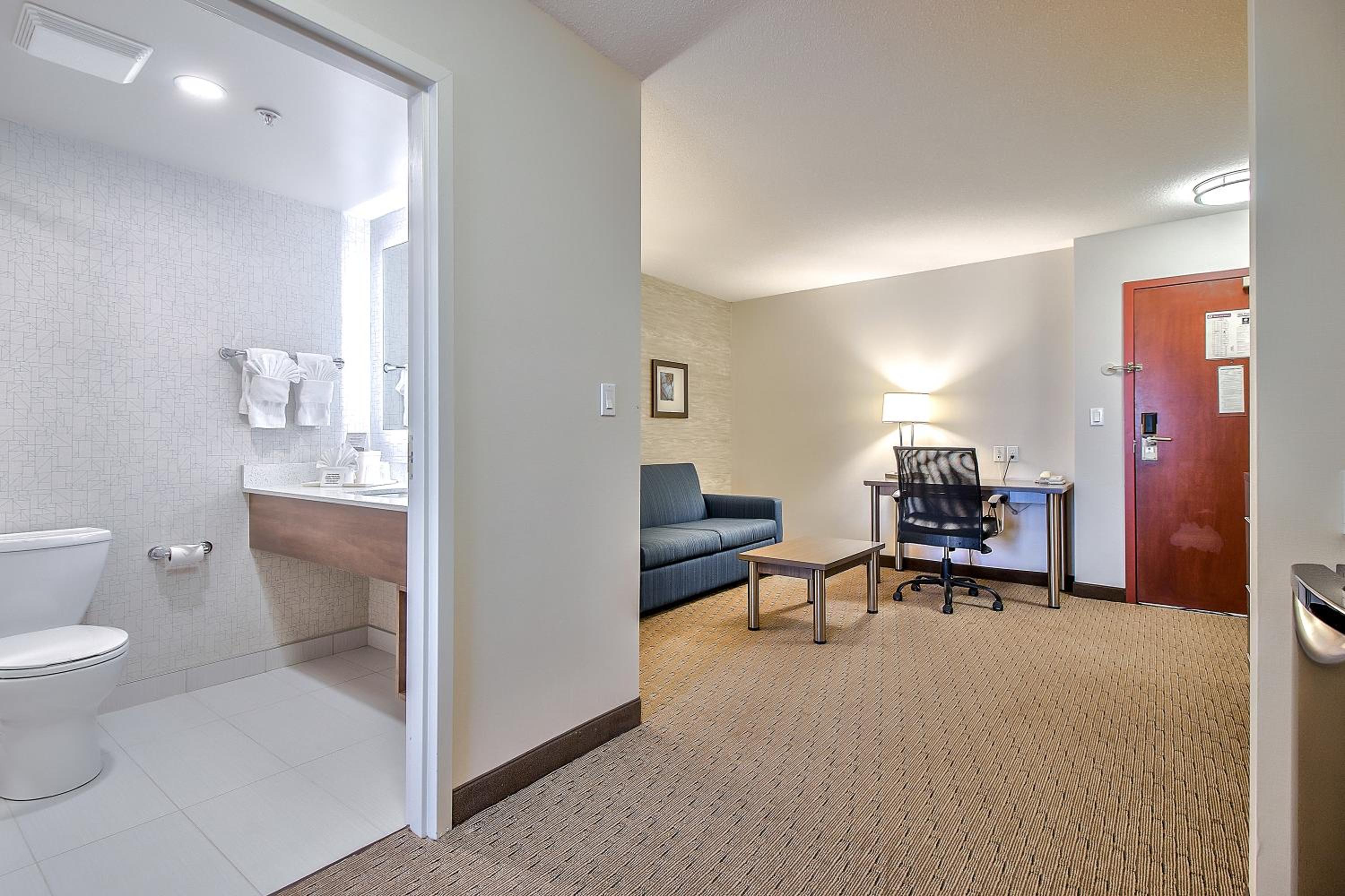 King Suite - Non-Smoking - Photo 7