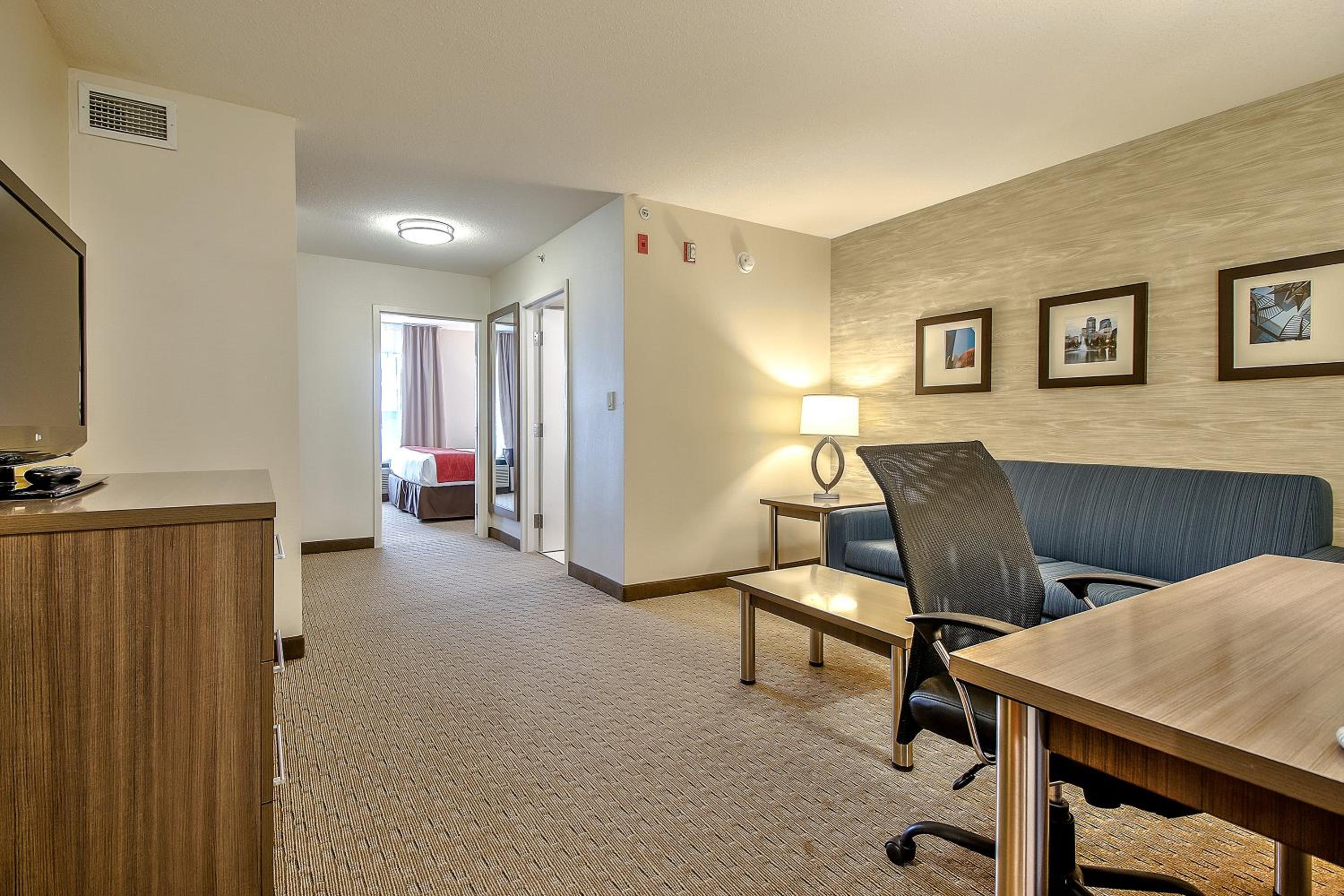 King Suite - Non-Smoking - Photo 8