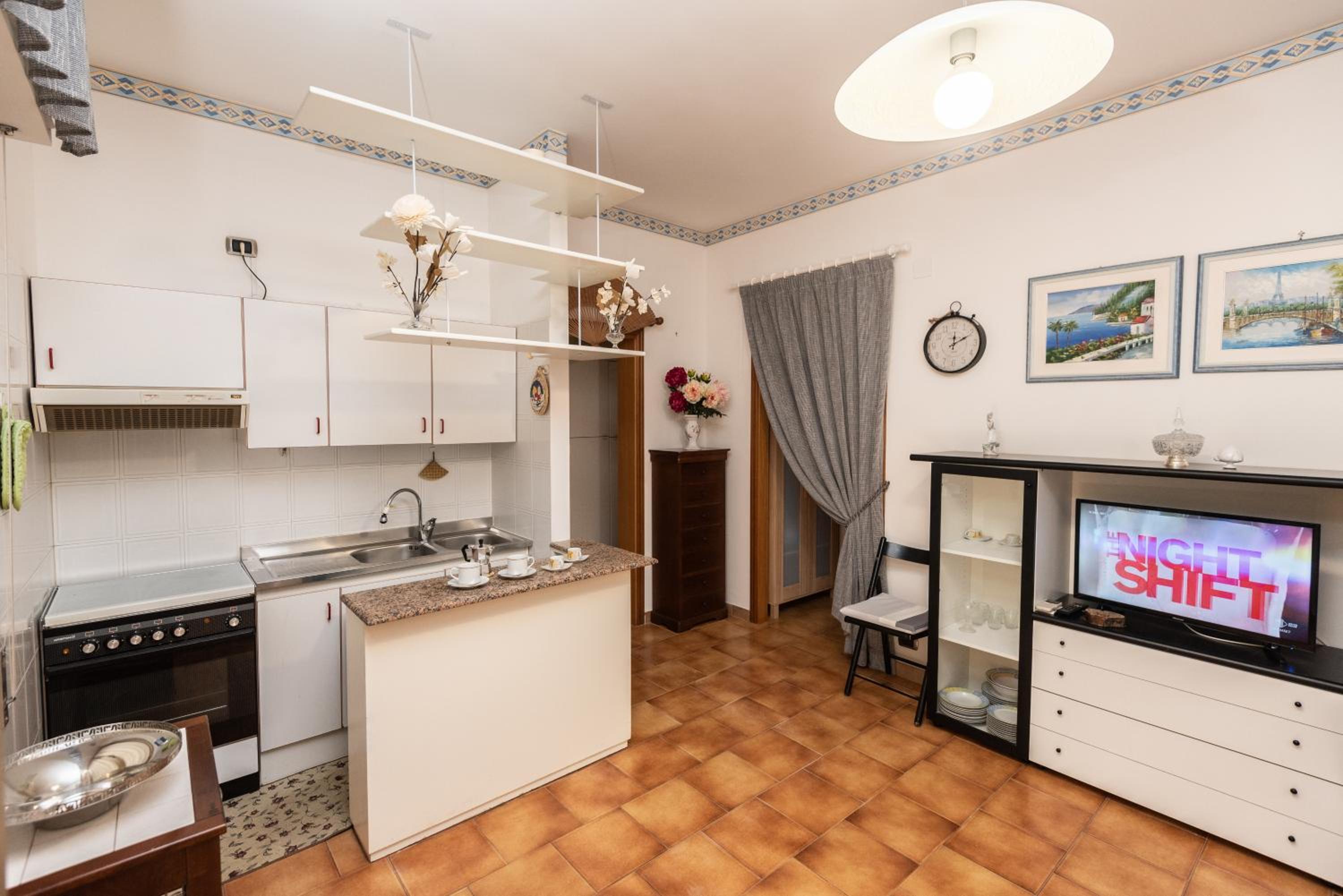 One-Bedroom House - Photo 31