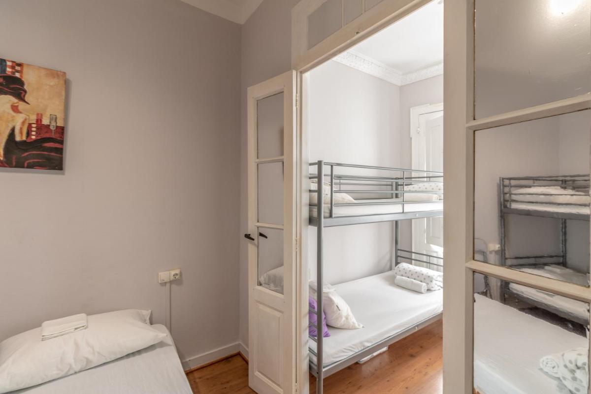 6-Bed Mixed Dormitory Room photo 3