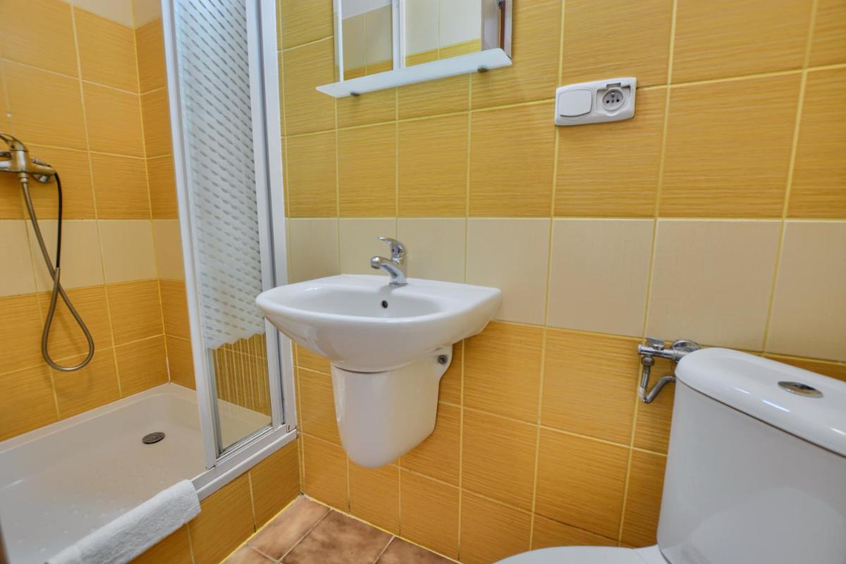 Triple Room with Private Bathroom - Photo 1