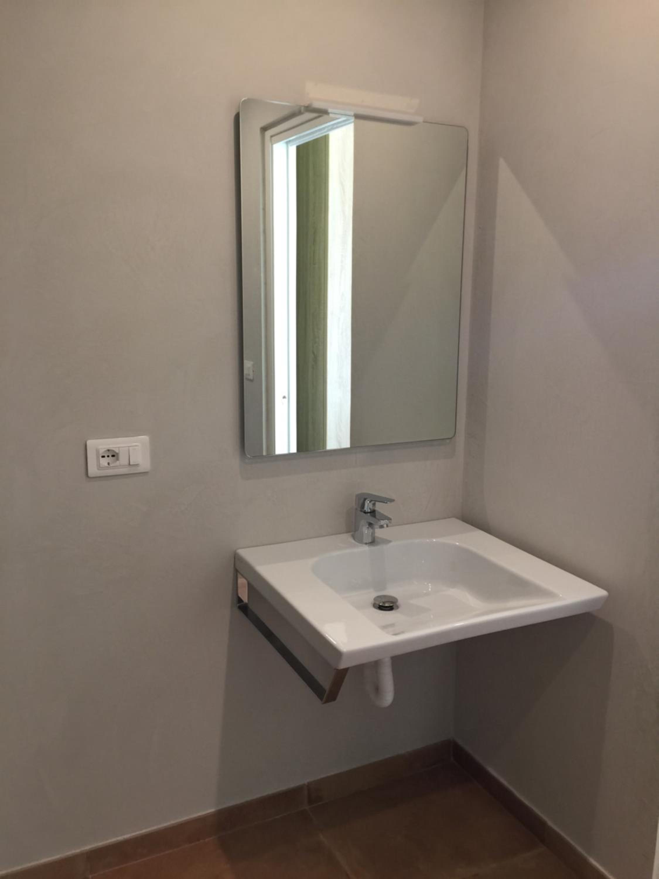 King Room with Roll-In Shower - Disability Access photo 2