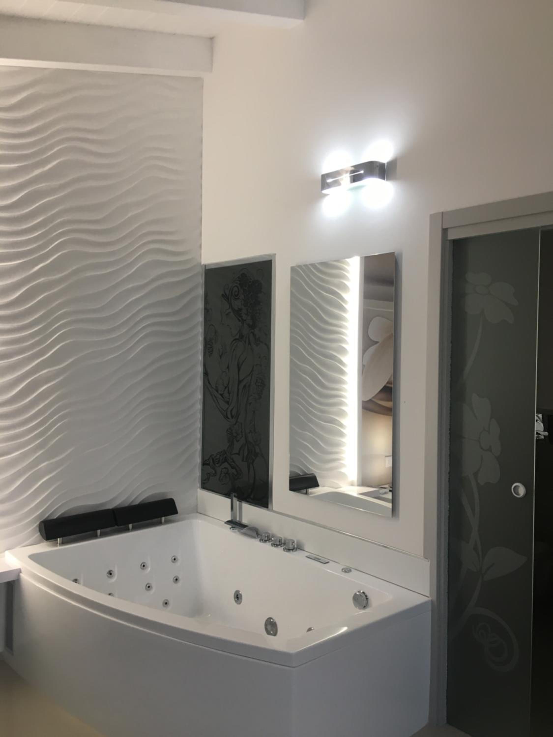 Deluxe Suite with Spa Bath - Photo 2