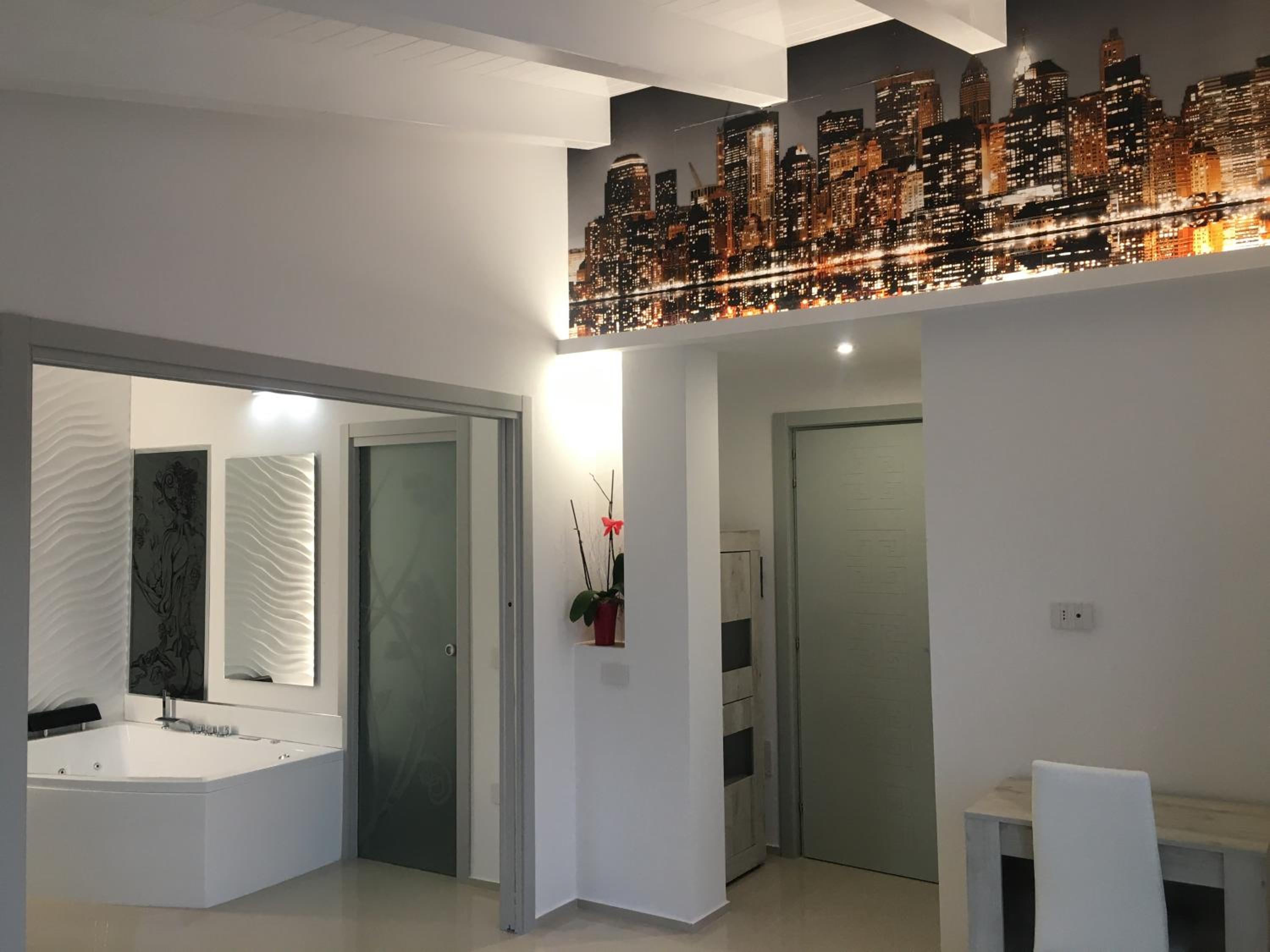 Deluxe Suite with Spa Bath - Photo 7