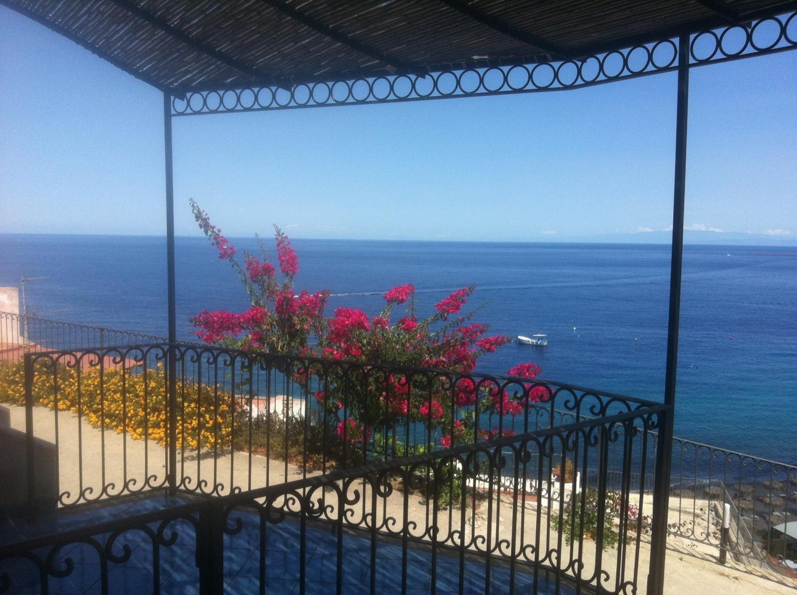 Large One-Bedroom Apartment with Sea View photo 2