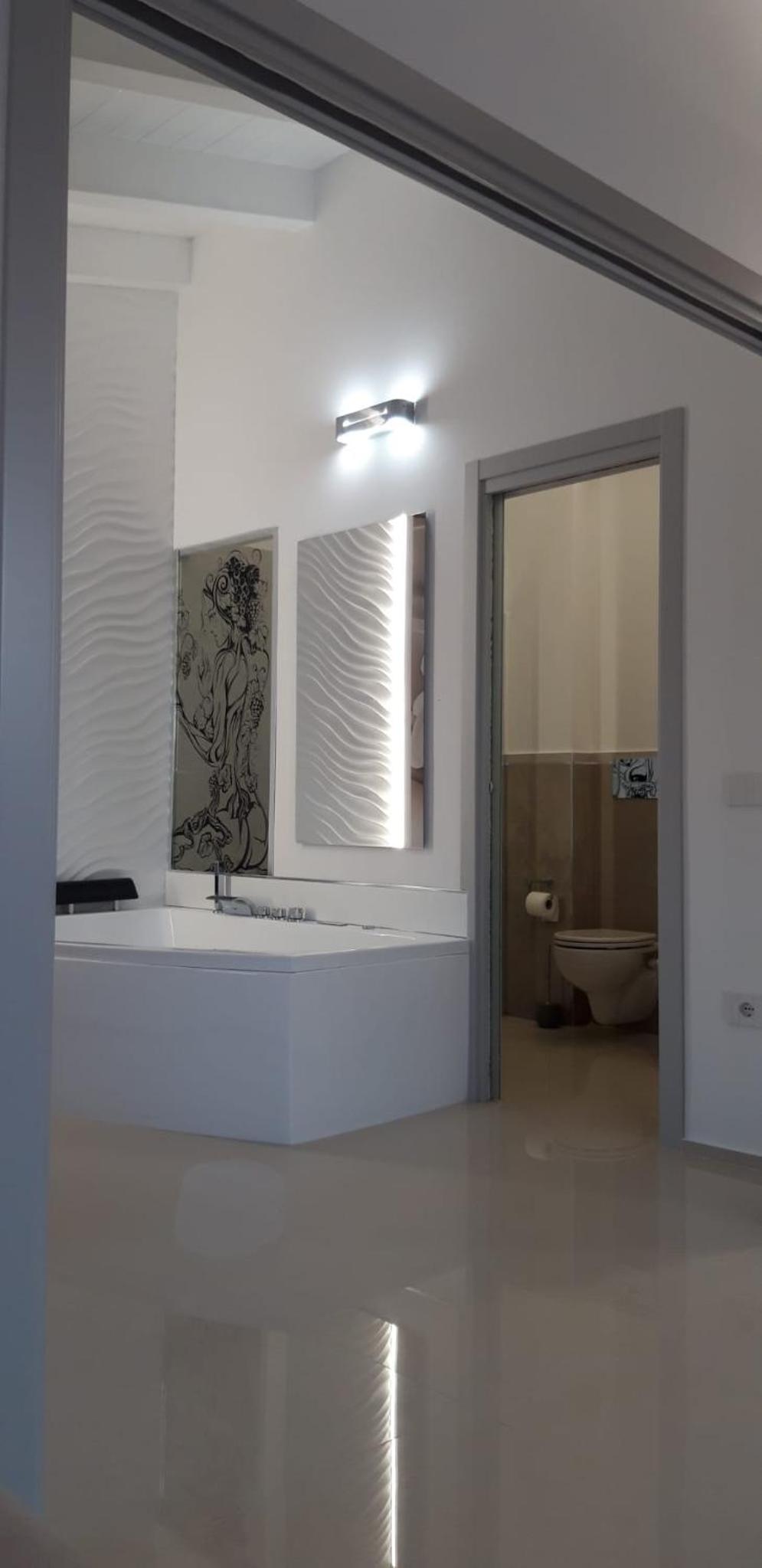 Deluxe Suite with Spa Bath - Photo 8