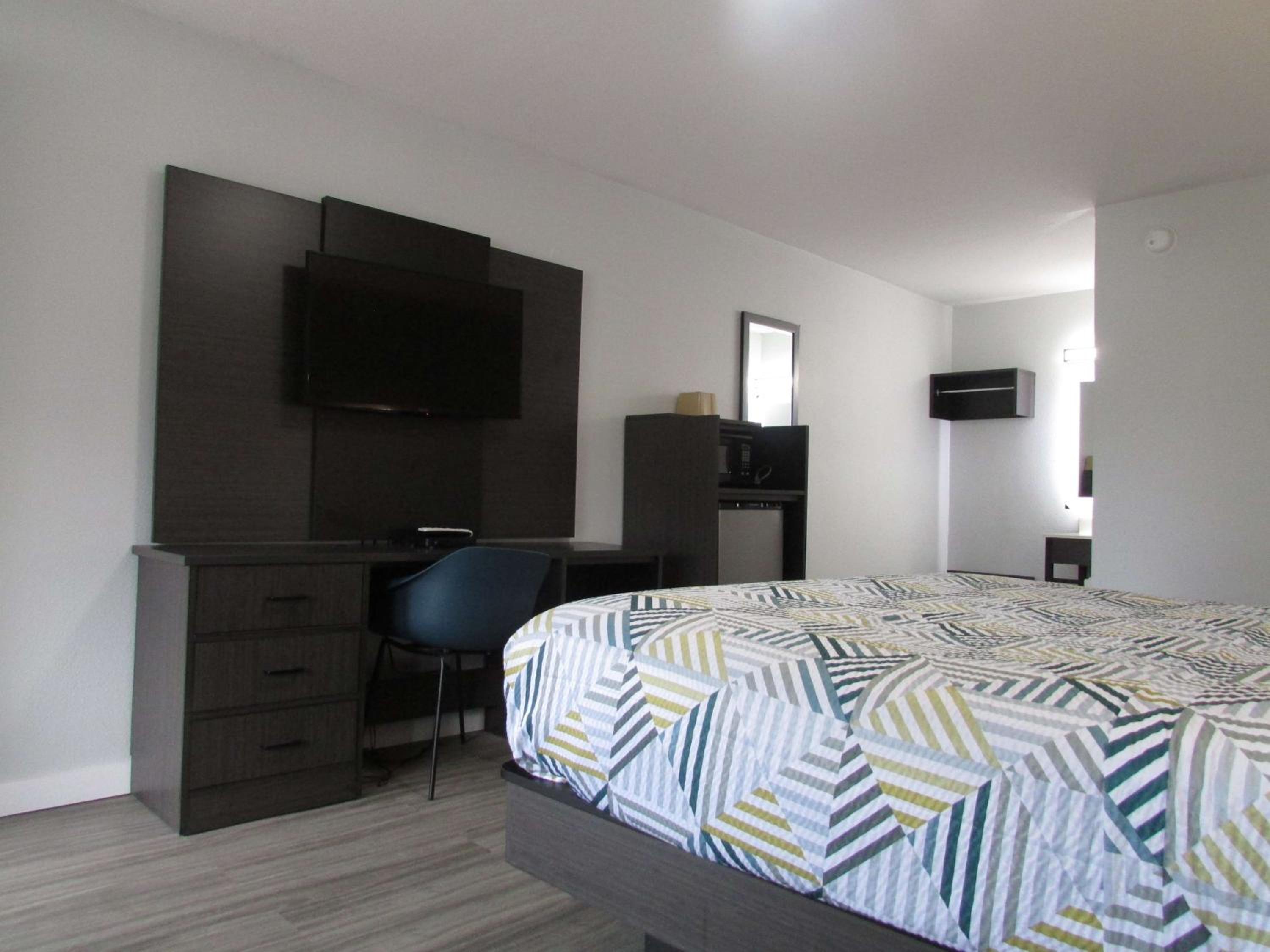 Deluxe King Room - Non-Smoking - Photo 2