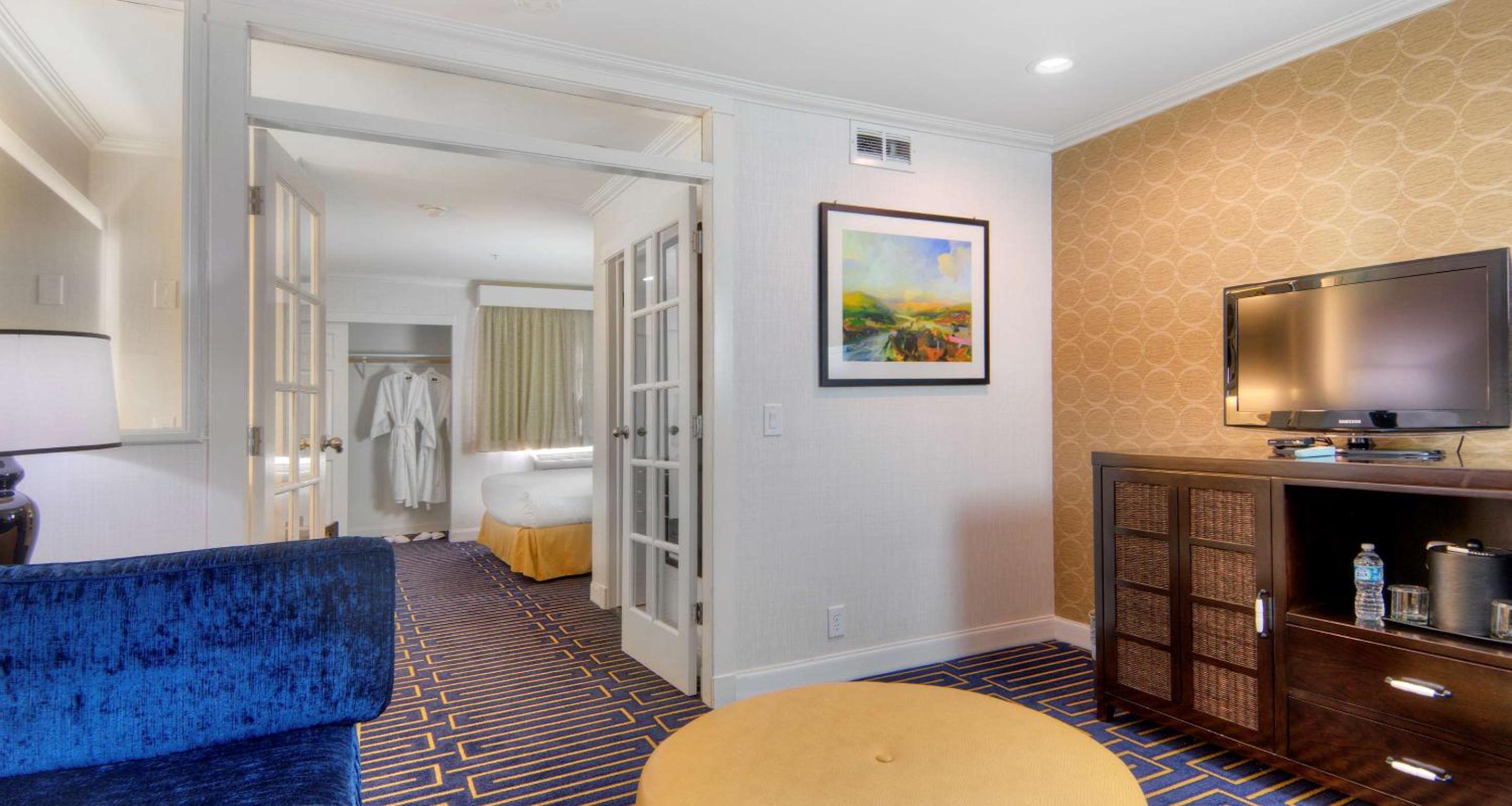 King Suite with Sofa Bed - Non-Smoking - Photo 2