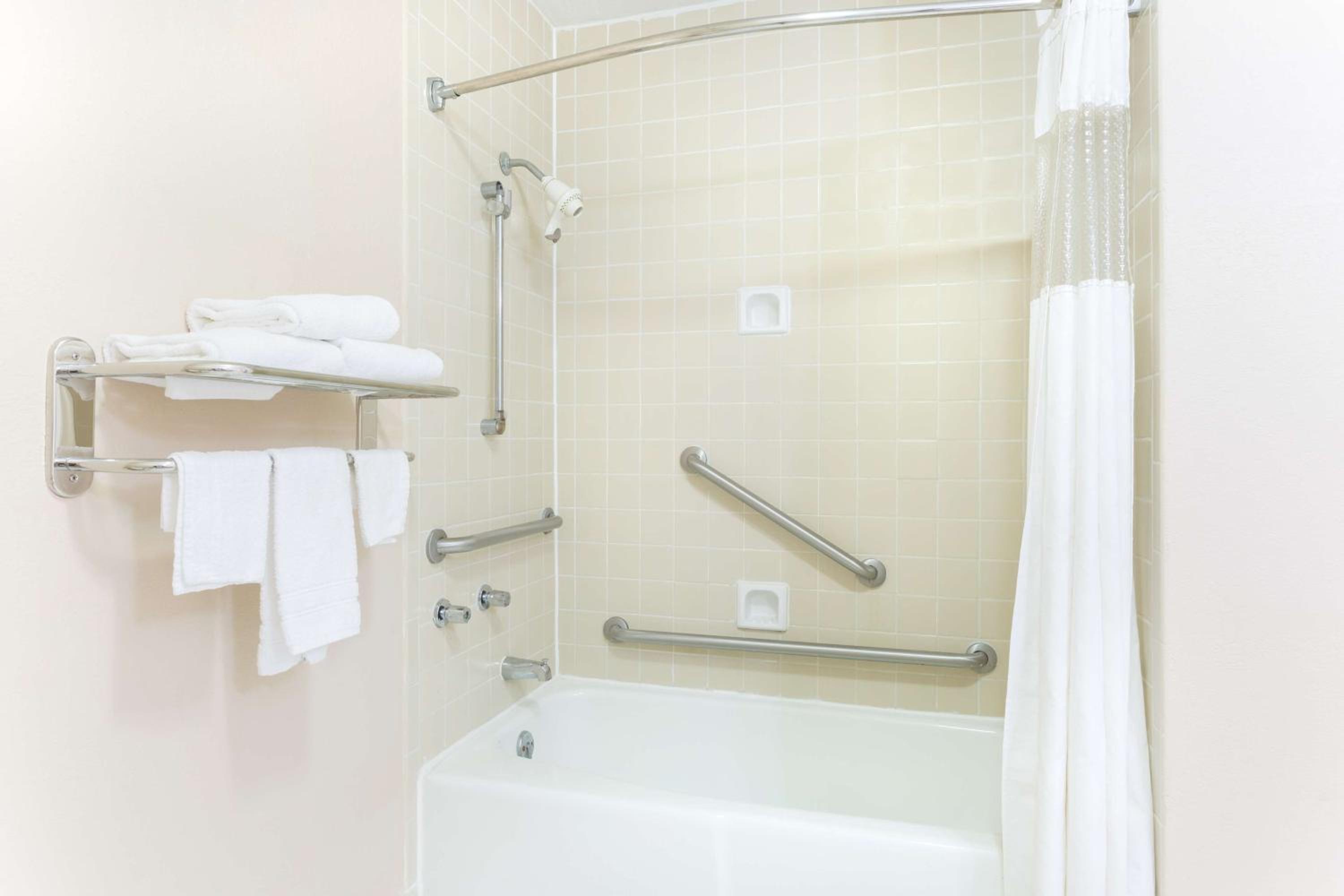 Doube Room with Two Double Beds and Roll-In Shower - Mobility/Hearing Accessible - Non-Smoking - Photo 3