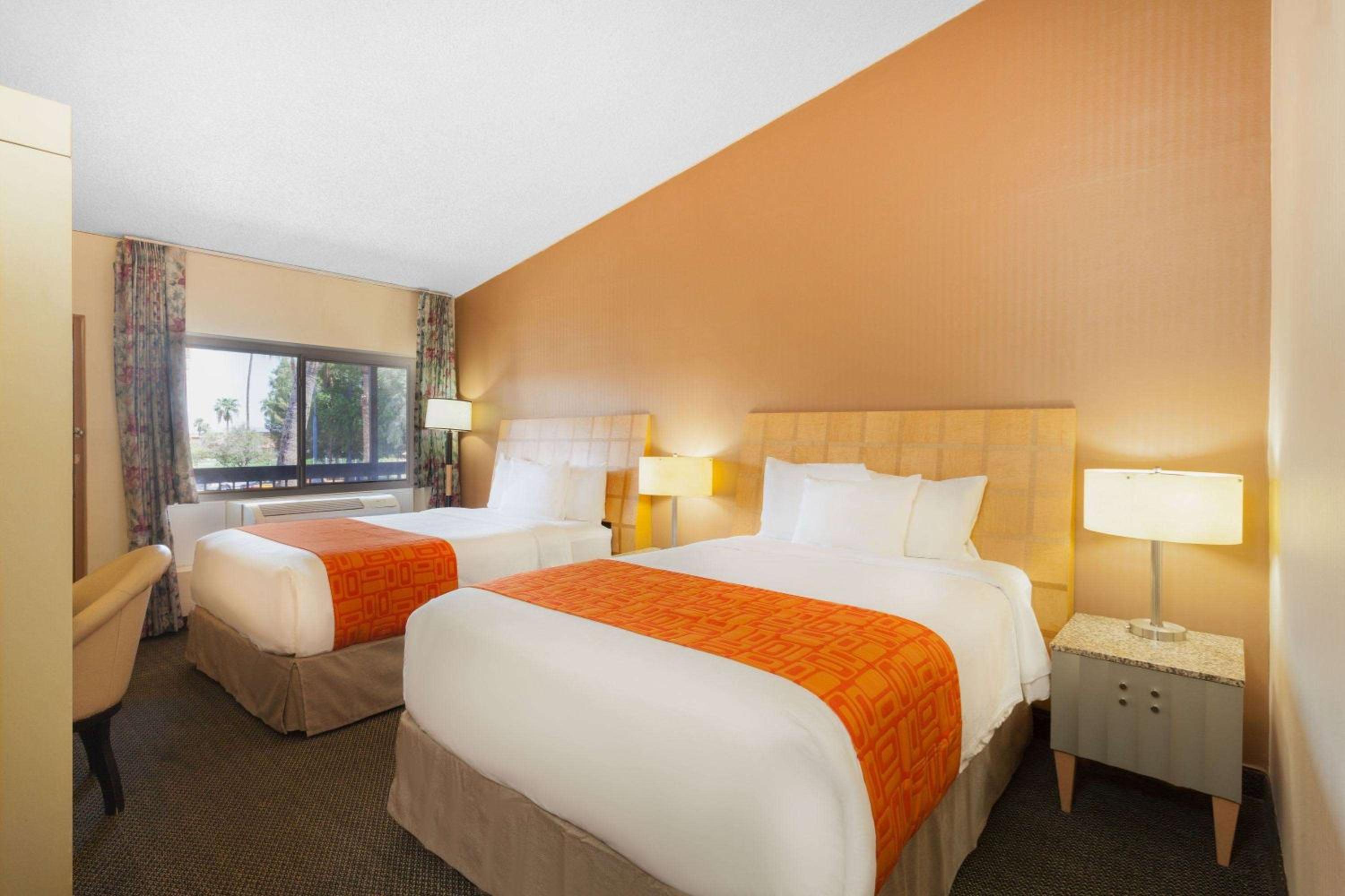 Queen Room with Two Queen Beds - Non-Smoking - Photo 10