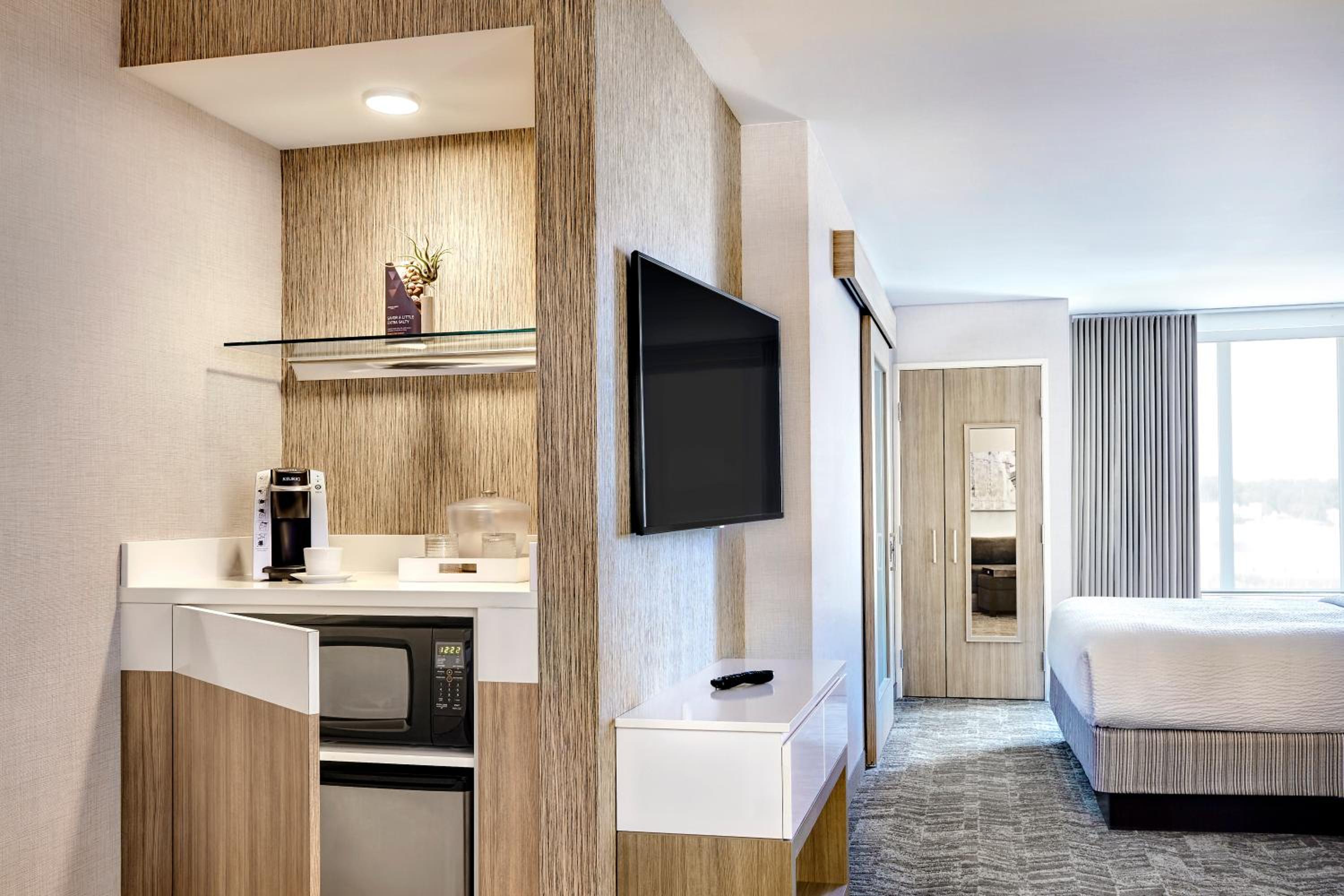 Suite, 1 King, Sofa bed, City view - Photo 1