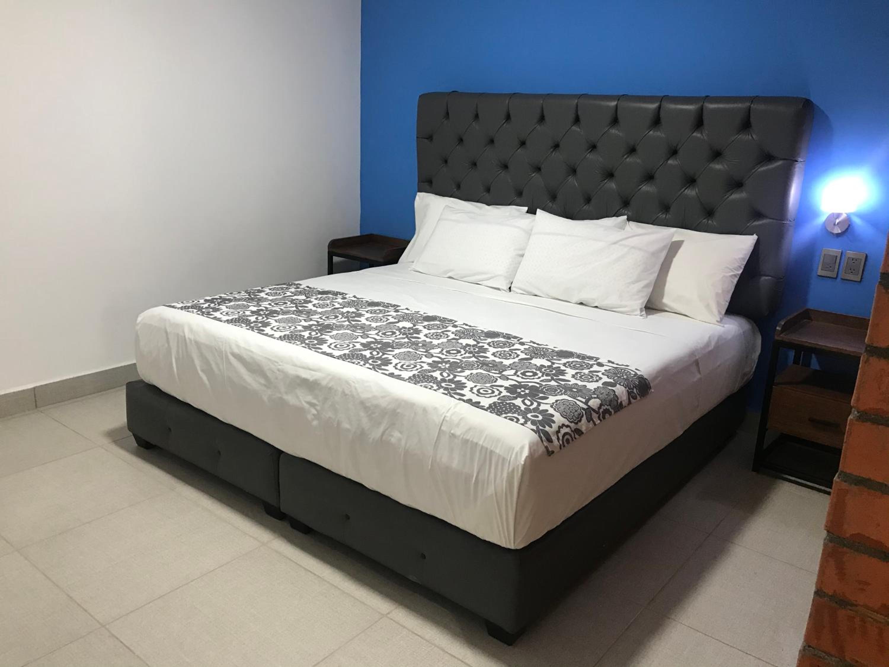 Deluxe King Room - Photo 14