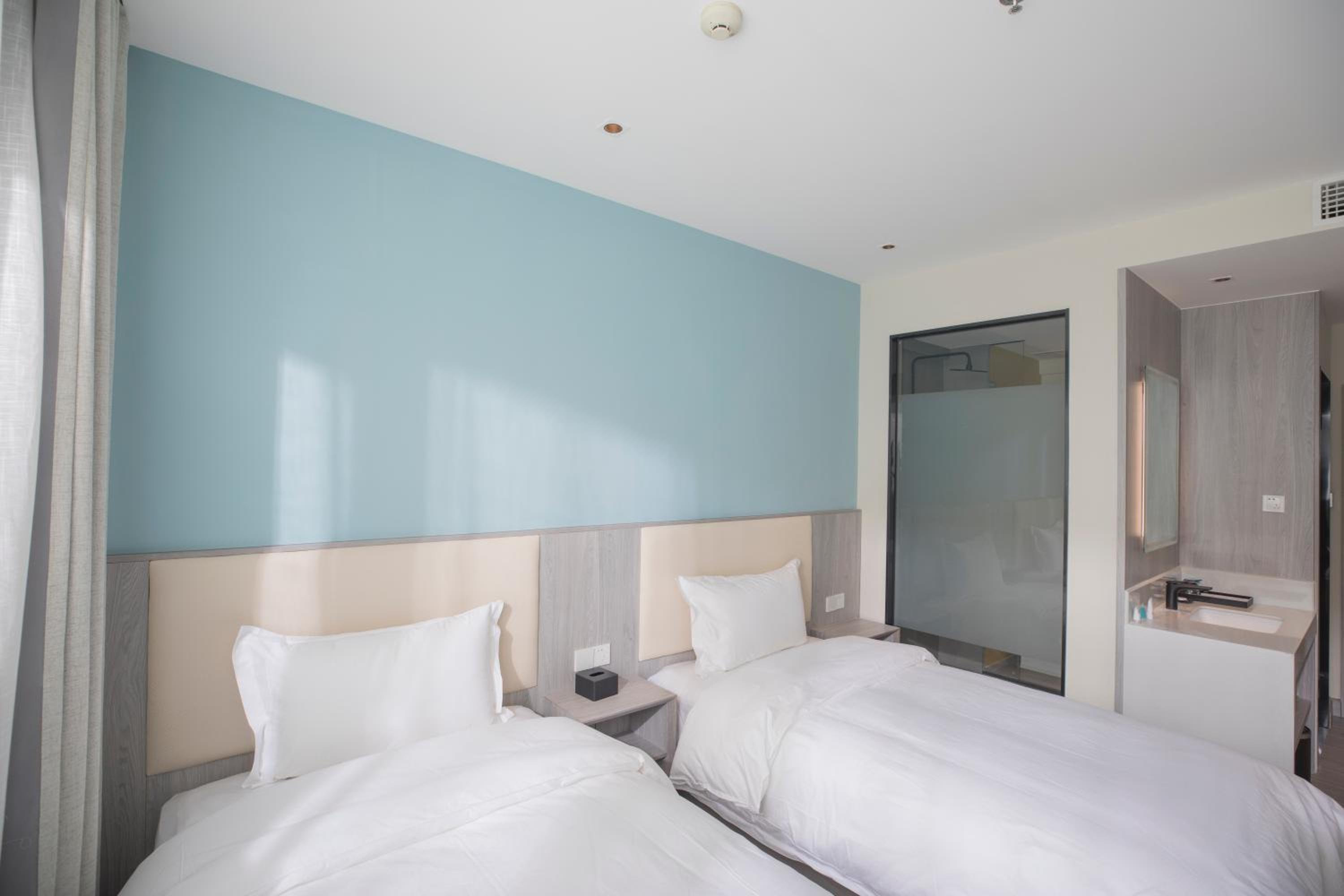 Standard Twin Room without Window photo 3