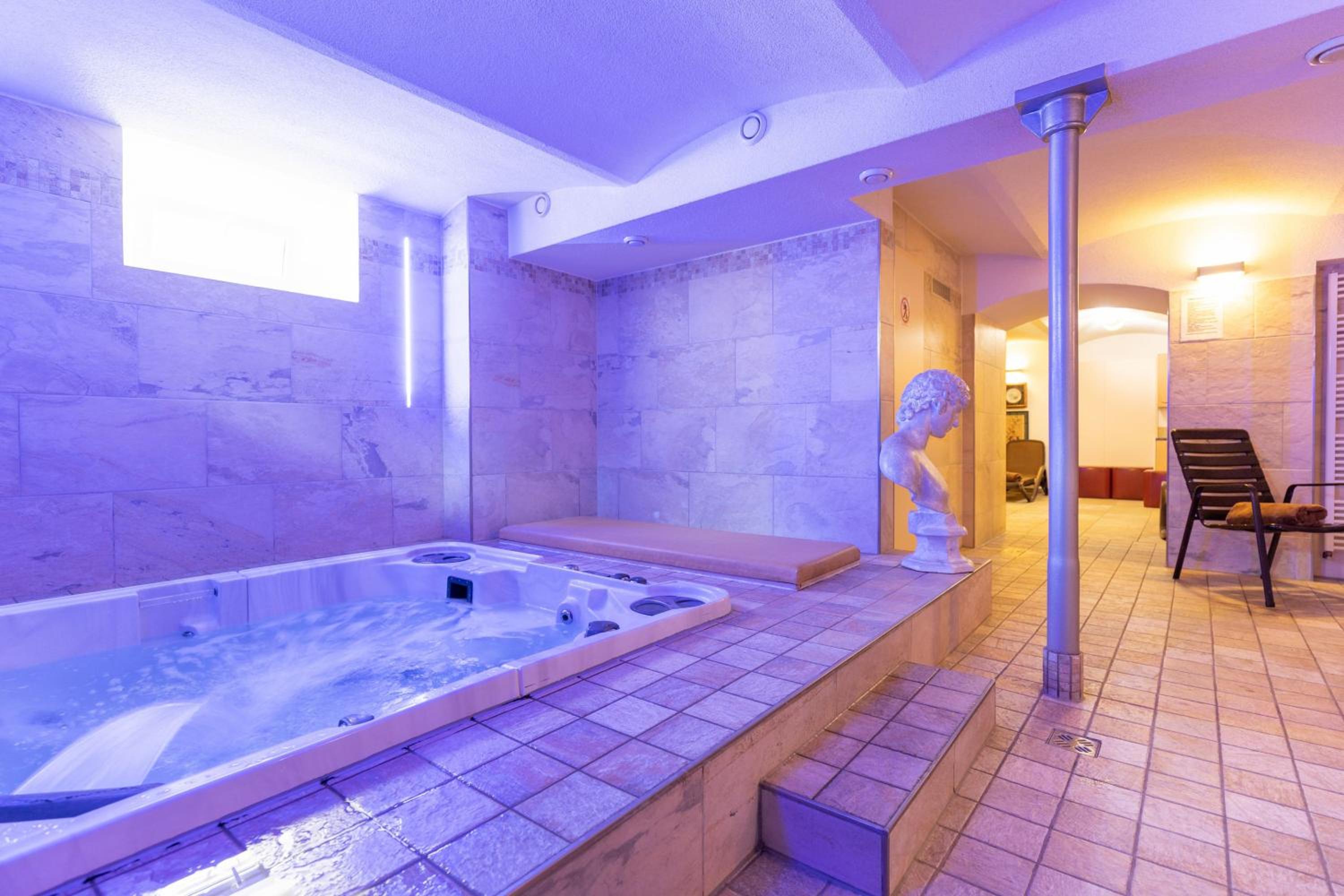 Special Offer - Double or Twin Room with Wellness Package - Photo 8