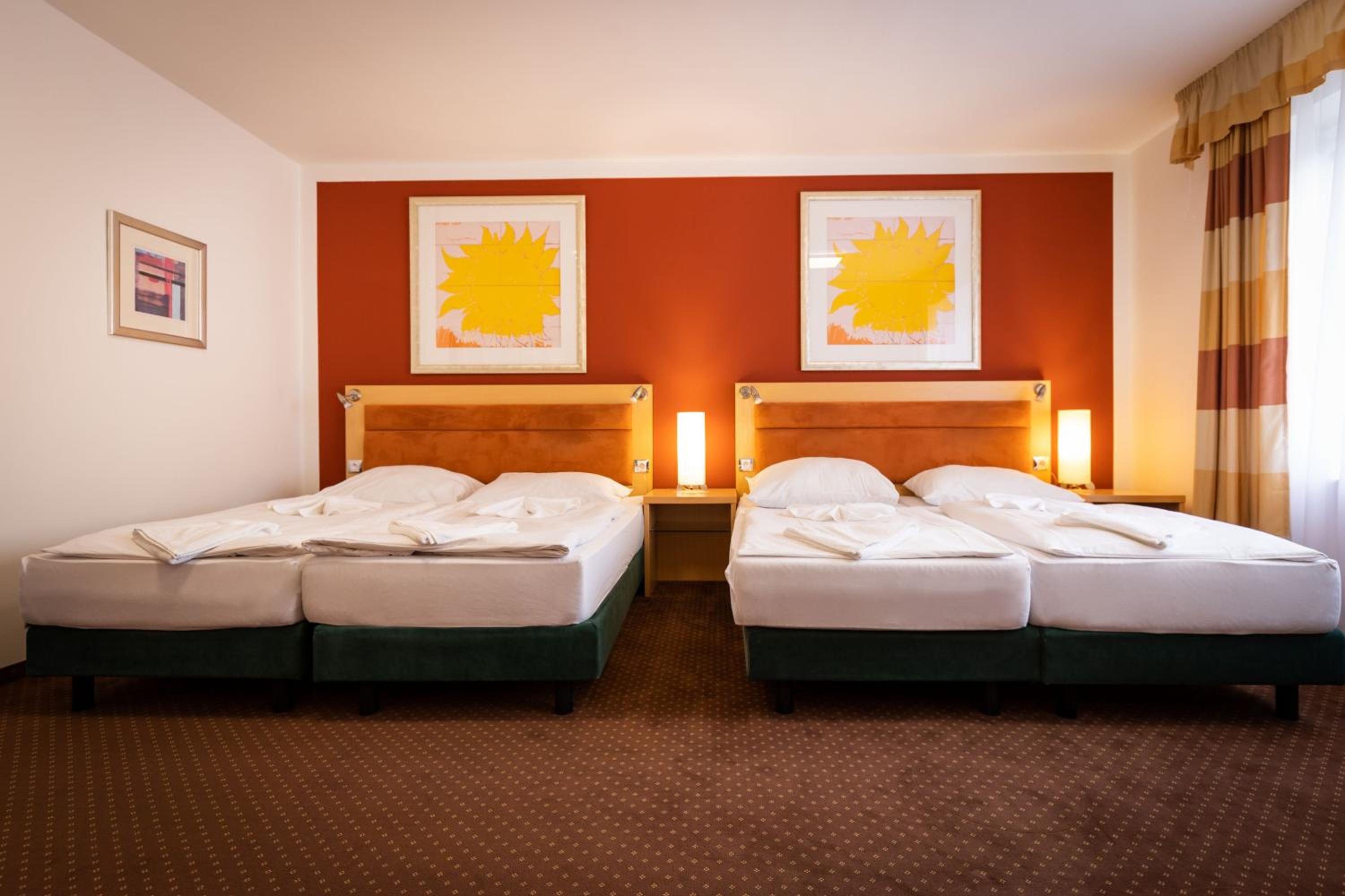 Family Suite with Balcony - Photo 9