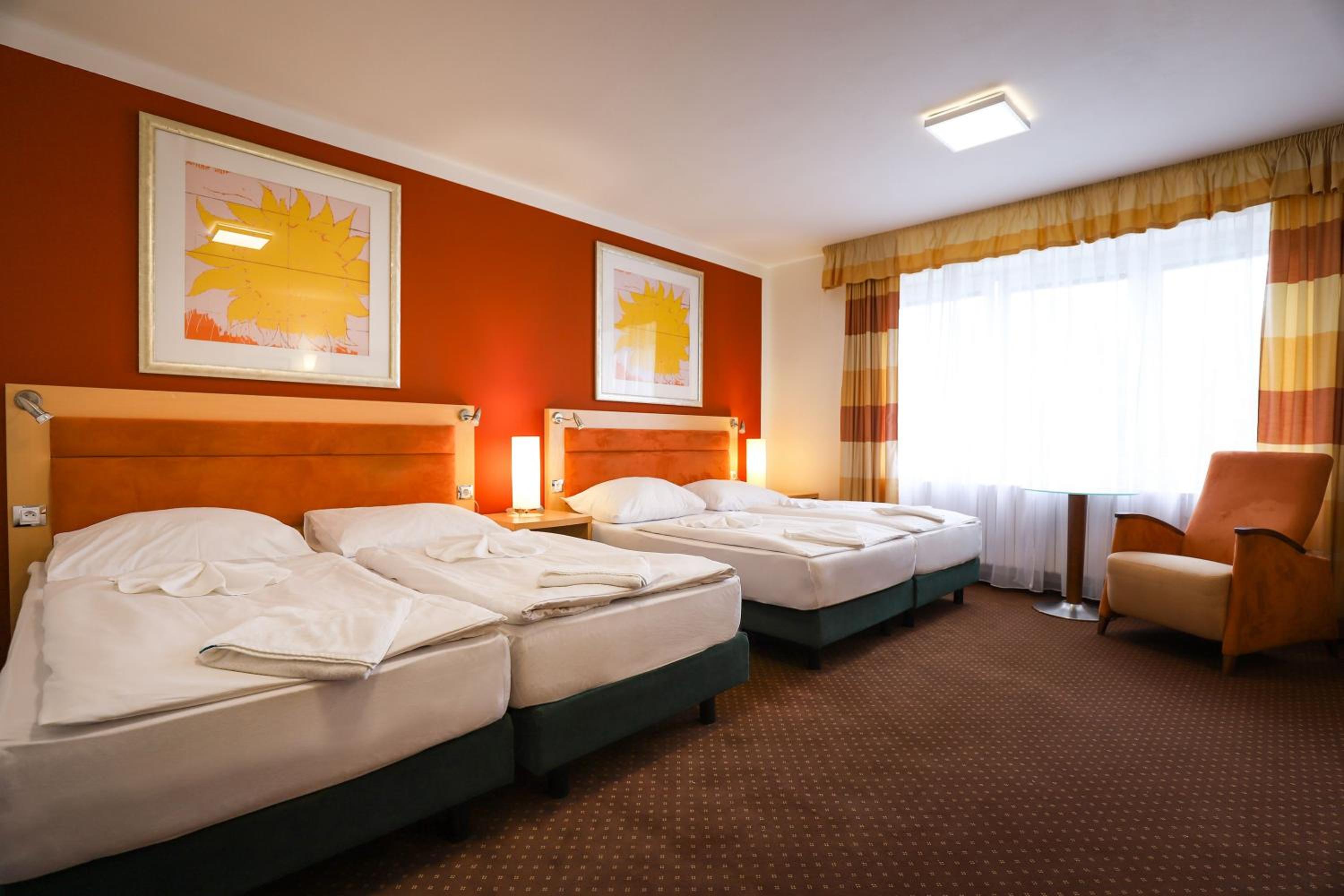 Family Suite with Balcony - Photo 4