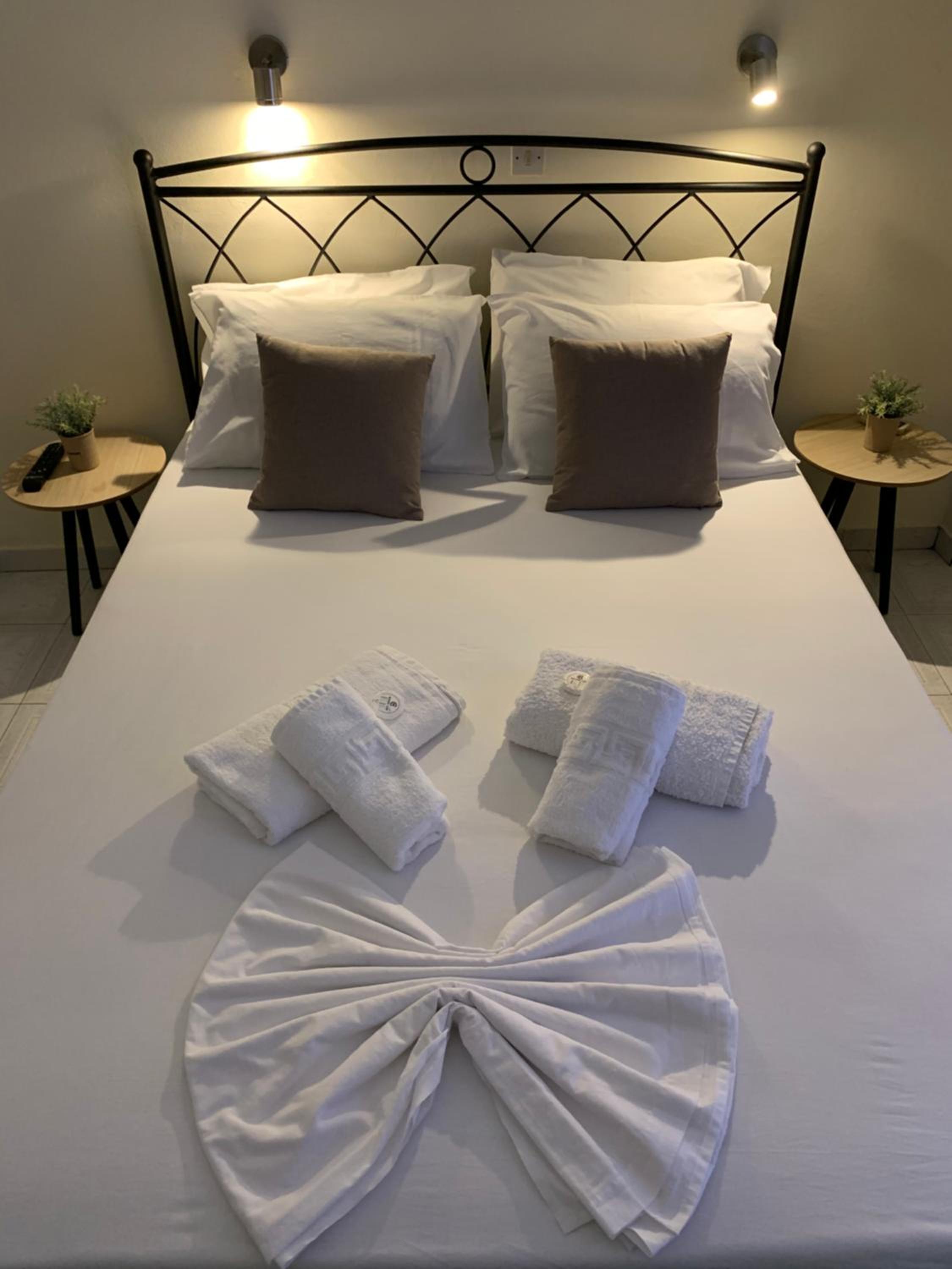 Double Room with Balcony - Photo 10